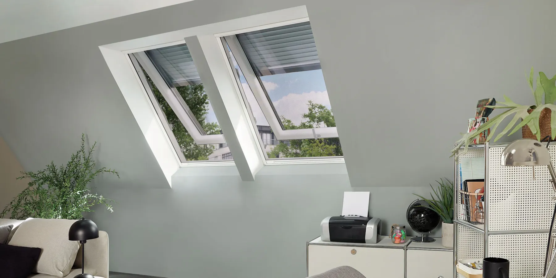 https://images.prismic.io/lich-webpage/JpcIEs42W2VIzjTz_roto-dachfenster-elektrisch-nachruesten.jpg?auto=format%2Ccompress&rect=0%2C0%2C2500%2C1250&w=1800&h=900