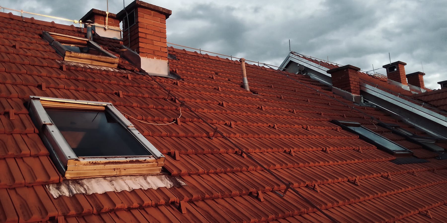 Welche Versicherung zahlt bei Schäden an Dachfenstern? 