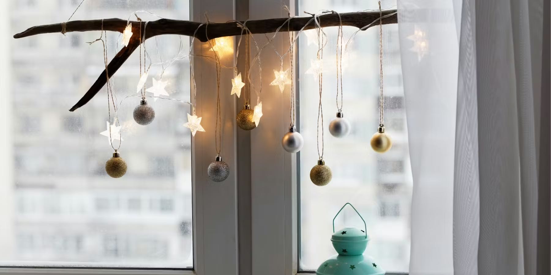 Dachfenster das mit Weihnachtsdeko dekoriert ist passend zu Weihnachten Dachfenster das mit Weihnachtsdeko dekoriert ist passend zu Weihnachten