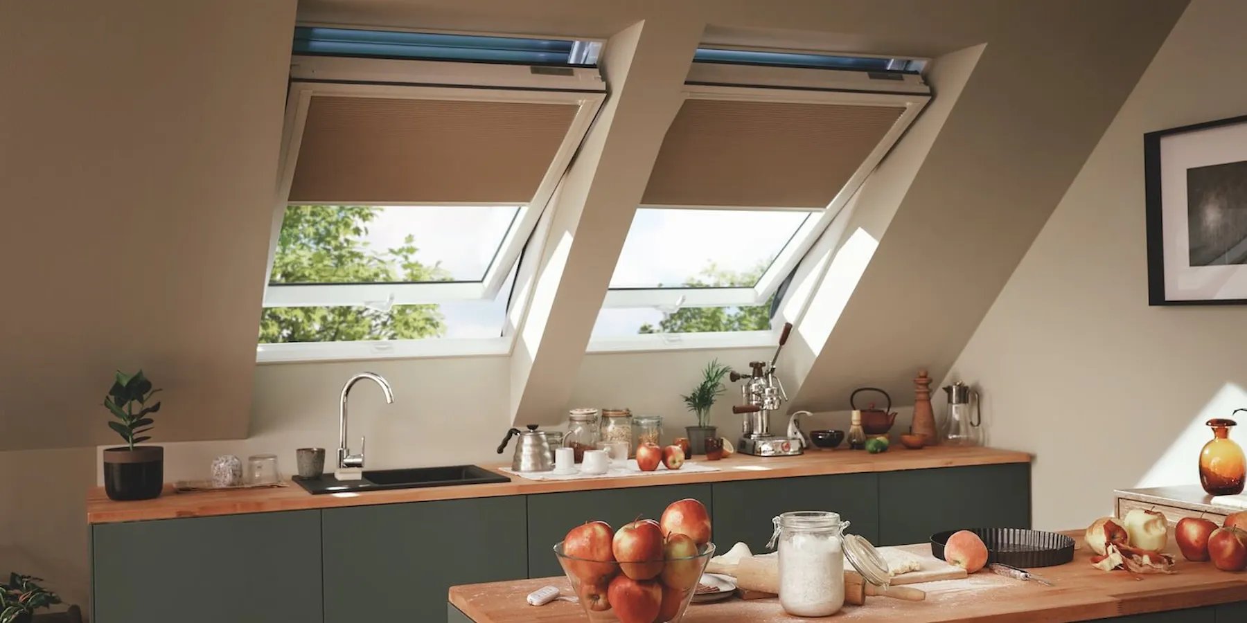 https://images.prismic.io/lich-webpage/aY80S1WLo0XkEf2k_fakro-dachfenster-kueche-1-.jpg?auto=format,compress&rect=0,188,1500,750&w=1800&h=900
