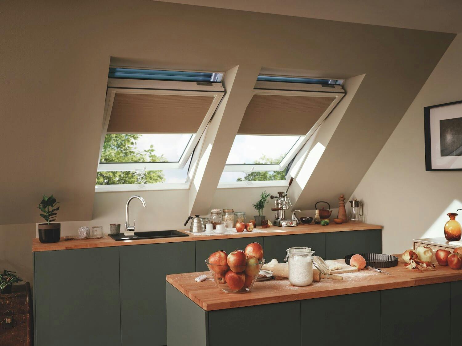 Geöffnete FAKRO Schwingfenster in einer modernen Küche