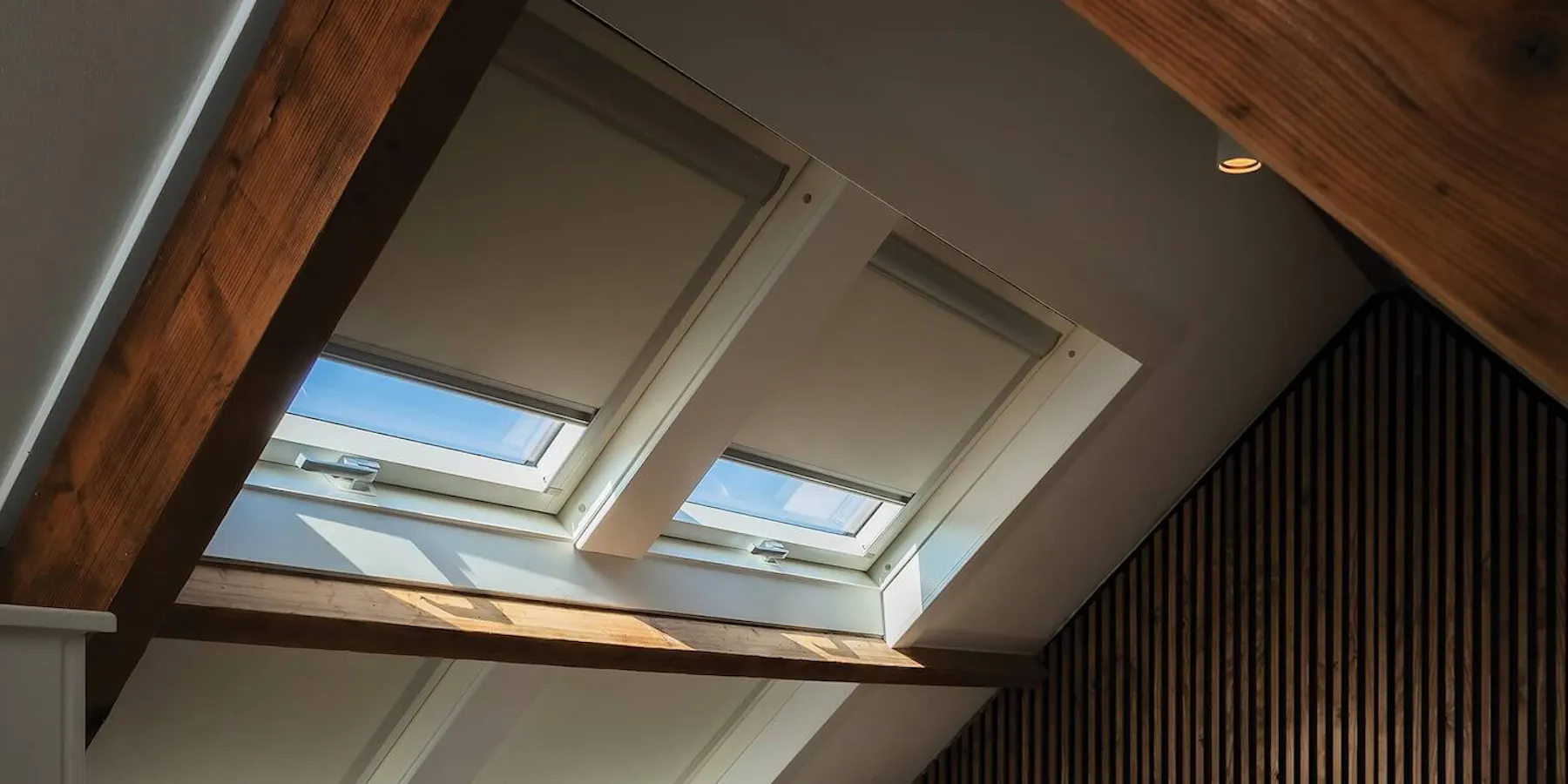 https://images.prismic.io/lich-webpage/aY81EVWLo0XkEf3K_fakro-dachfenster-schlafzimmer-holzgiebel-1-.jpg?auto=format%2Ccompress&rect=0%2C634%2C1500%2C750&w=1800&h=900