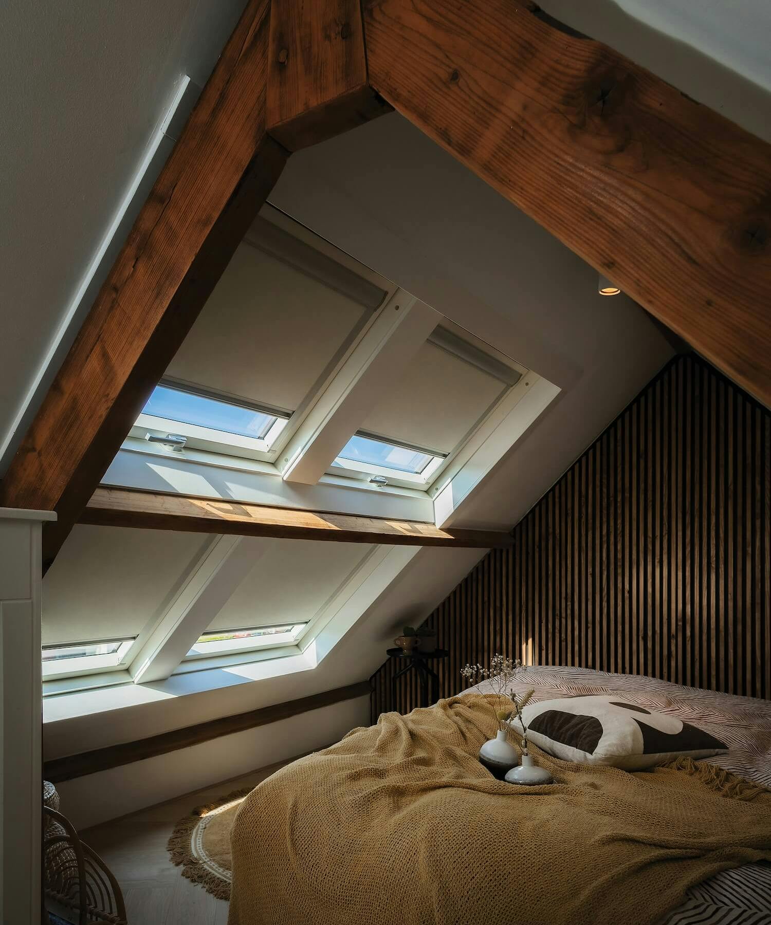 Schlafzimmer im Dachgeschoss mit Holzbalken und Fakro Dachfenstern Schlafzimmer im Dachgeschoss mit Holzbalken und Fakro Dachfenstern