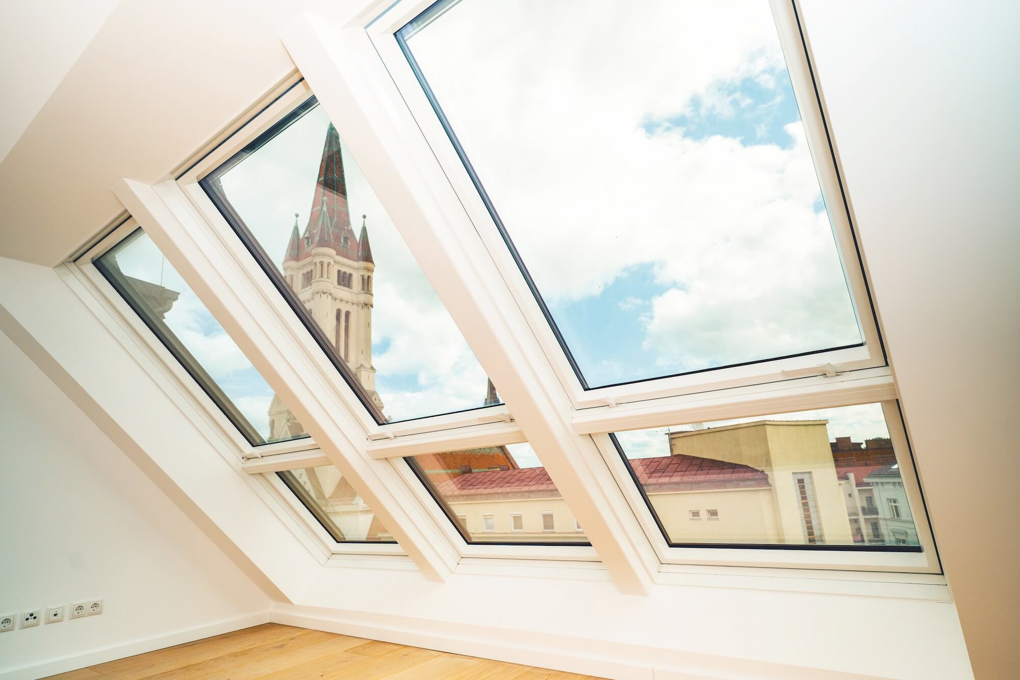 Fakro Dachfenster mit Ausblick auf einen Kirchturm