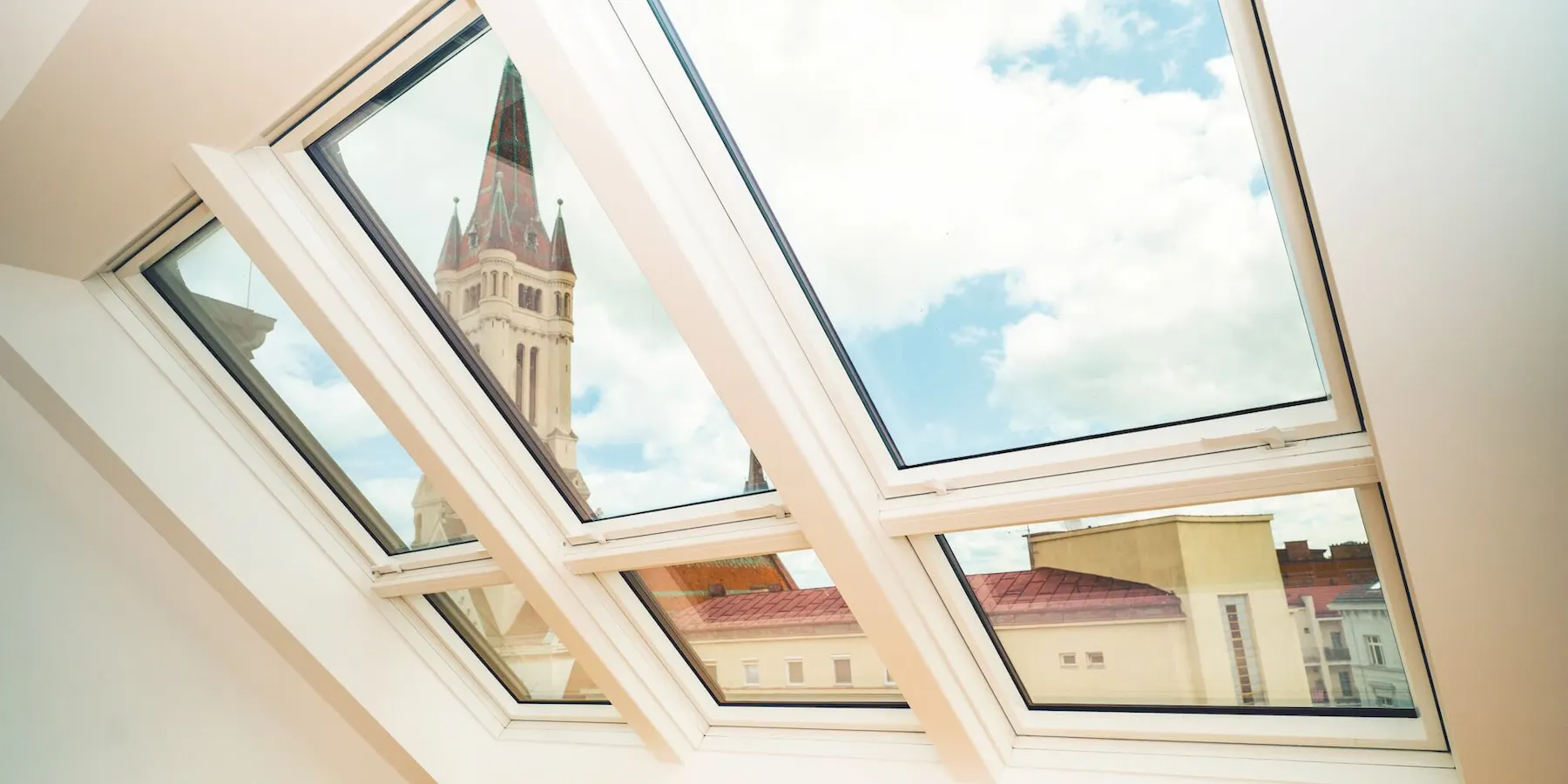 https://images.prismic.io/lich-webpage/aY81XlWLo0XkEf3i_fakro-dachfenster-ausblick-kirchturm-1-.jpg?auto=format%2Ccompress&rect=0%2C167%2C2000%2C1000&w=1800&h=900