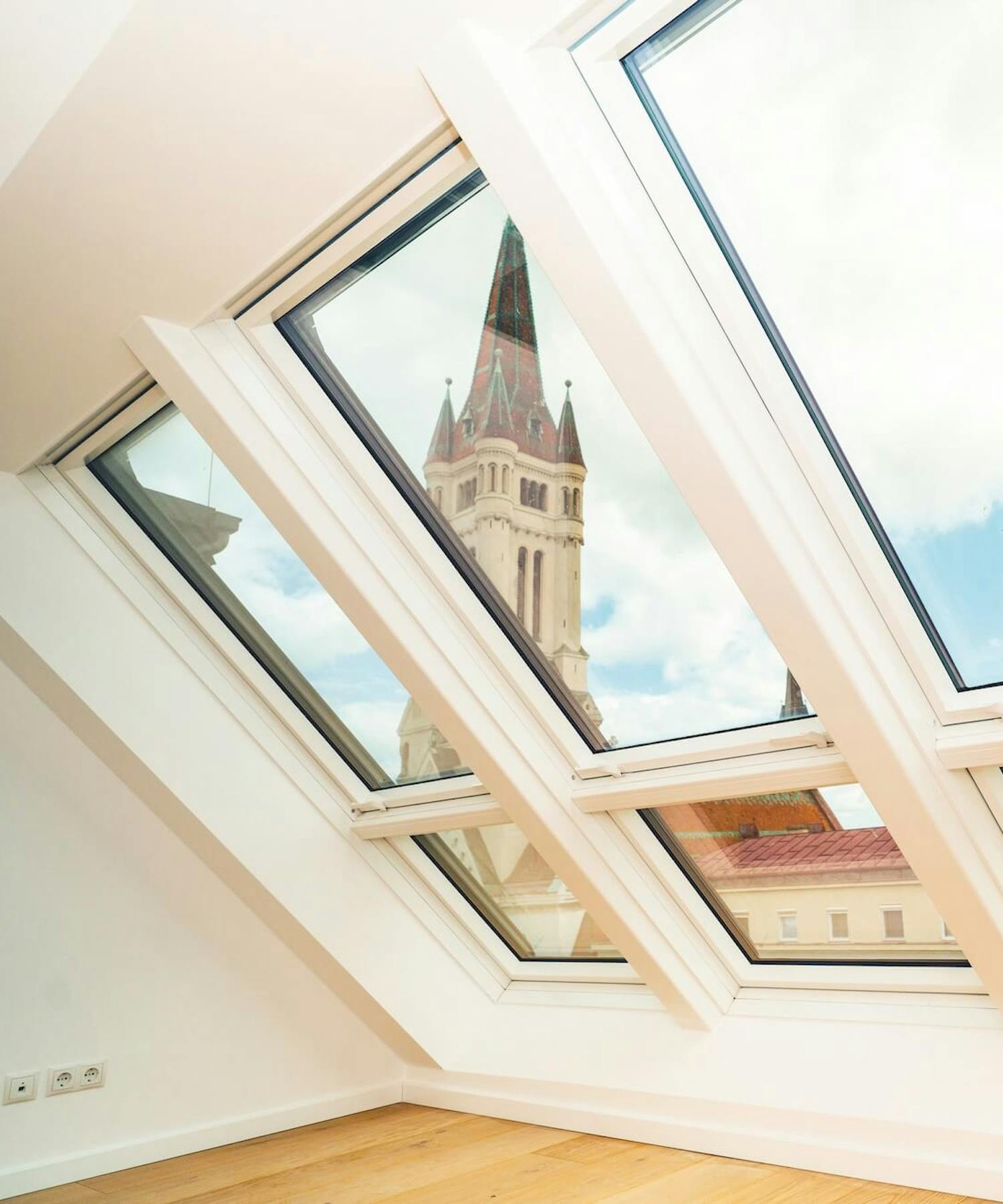 Fakro Dachfenster mit Ausblick auf einen Kirchturm Fakro Dachfenster mit Ausblick auf einen Kirchturm