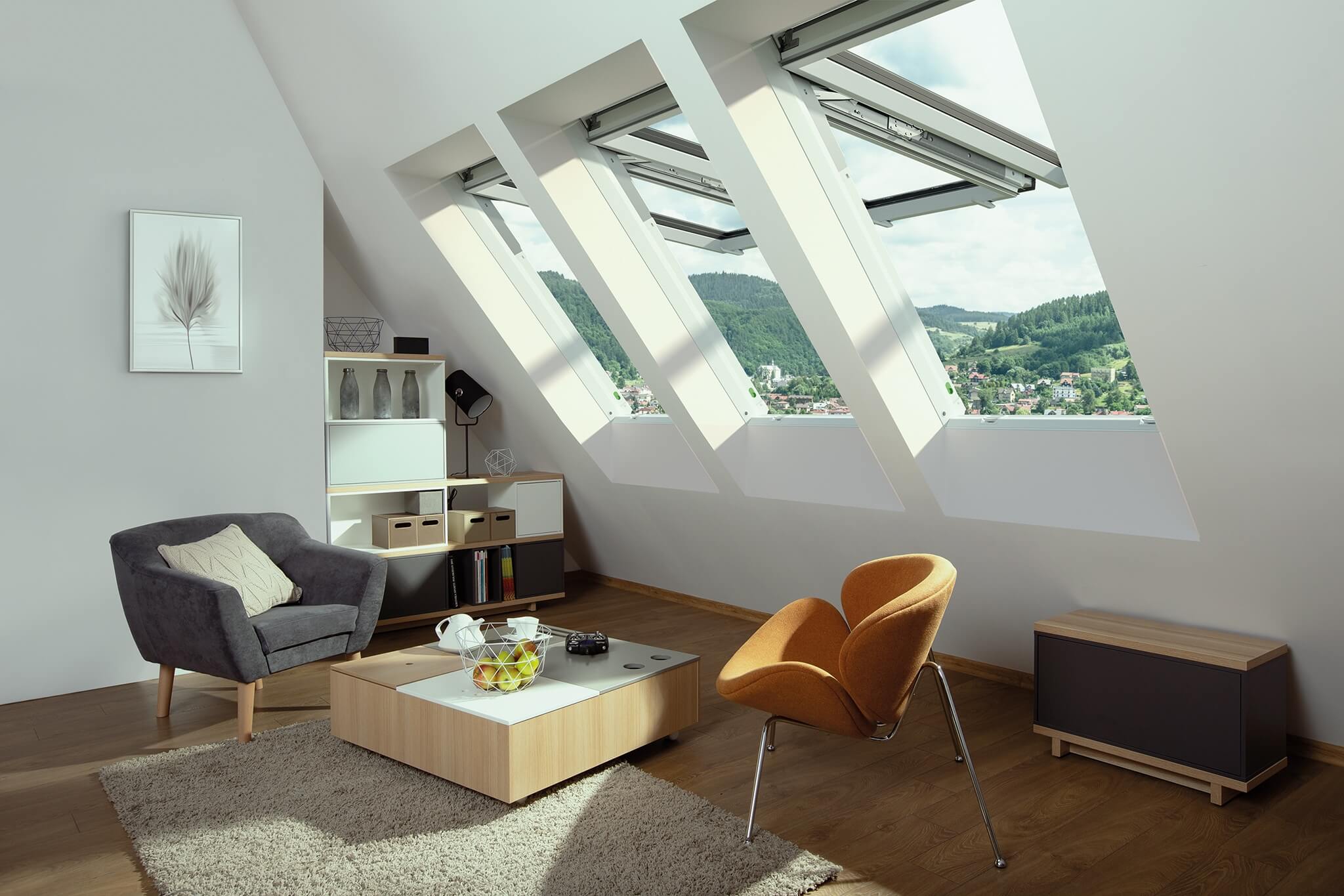 Drei Fakro Dachfenster in einem modernen Dachgeschoss mit Aussicht ins Grüne