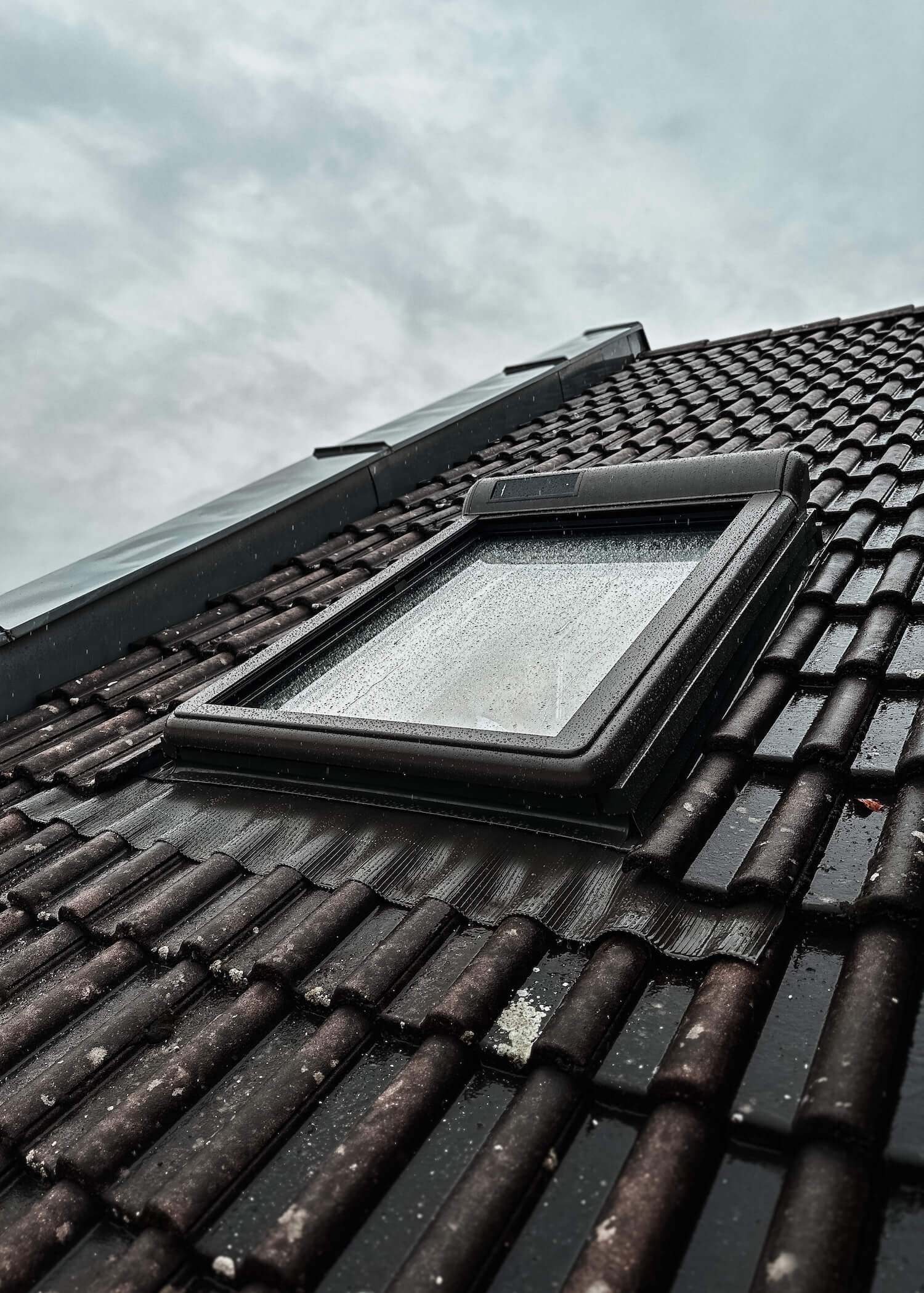 Fakro Dachfenster in einem schwarzen Ziegeldach