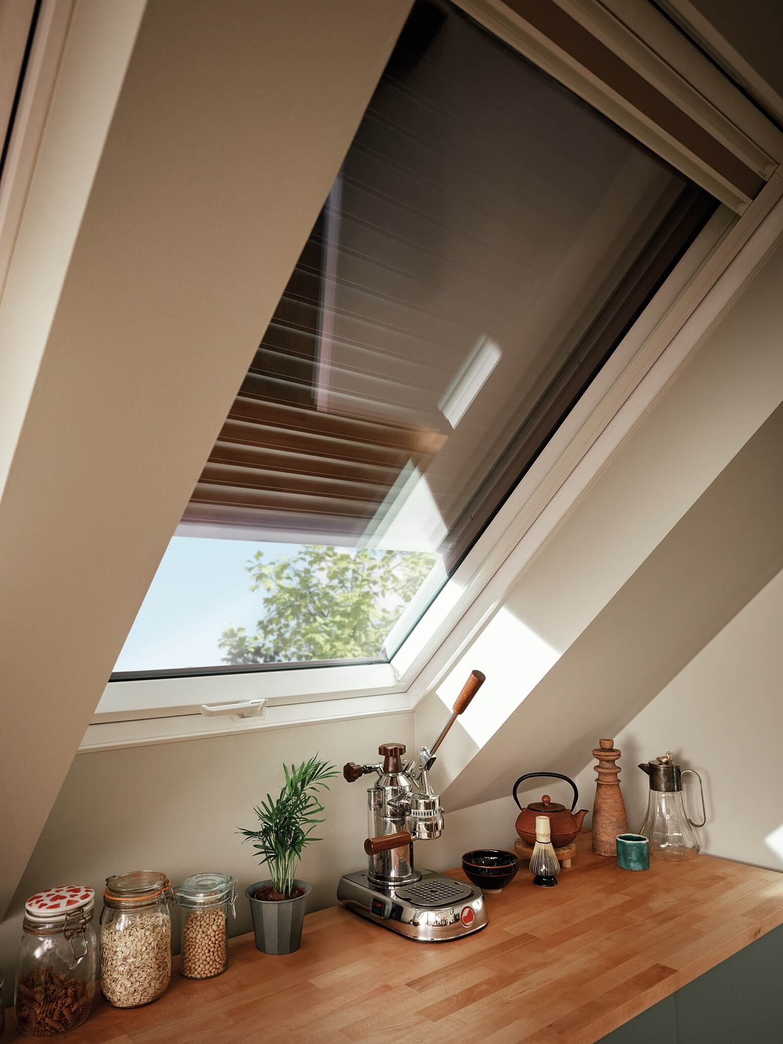 Fakro Dachfenster mit Rollo in einer modernen Küche über der Arbeitsfläche