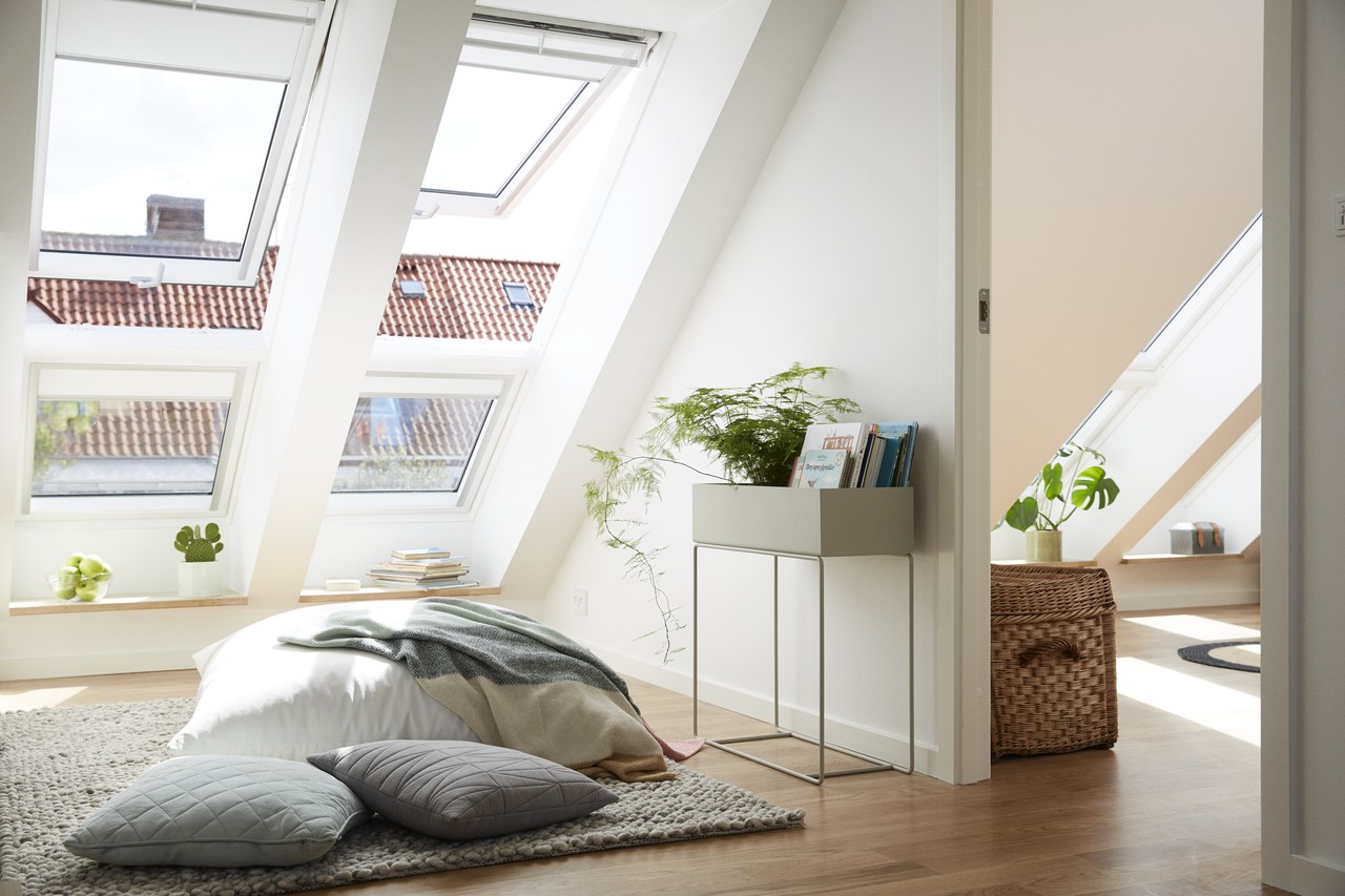Velux Dachfenster in einem hellen Wohnraum