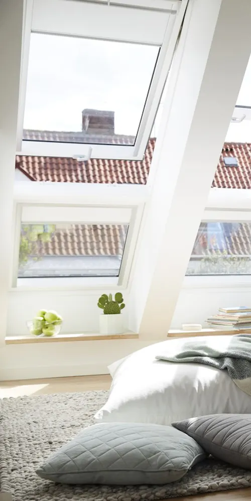 Velux Dachfenster in einem hellen Wohnraum Velux Dachfenster in einem hellen Wohnraum