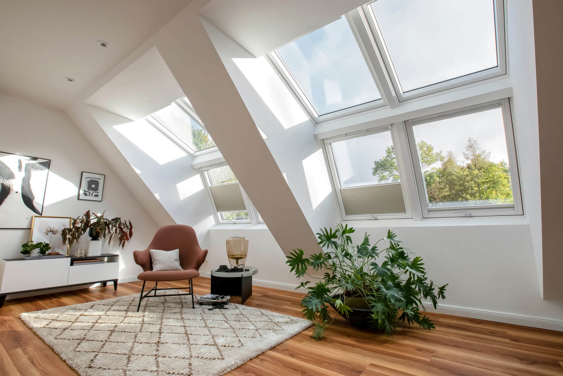 Großzügiger Wohnraum mit vier Velux Dachfenstern und moderner Einrichtung im Dachgeschoss