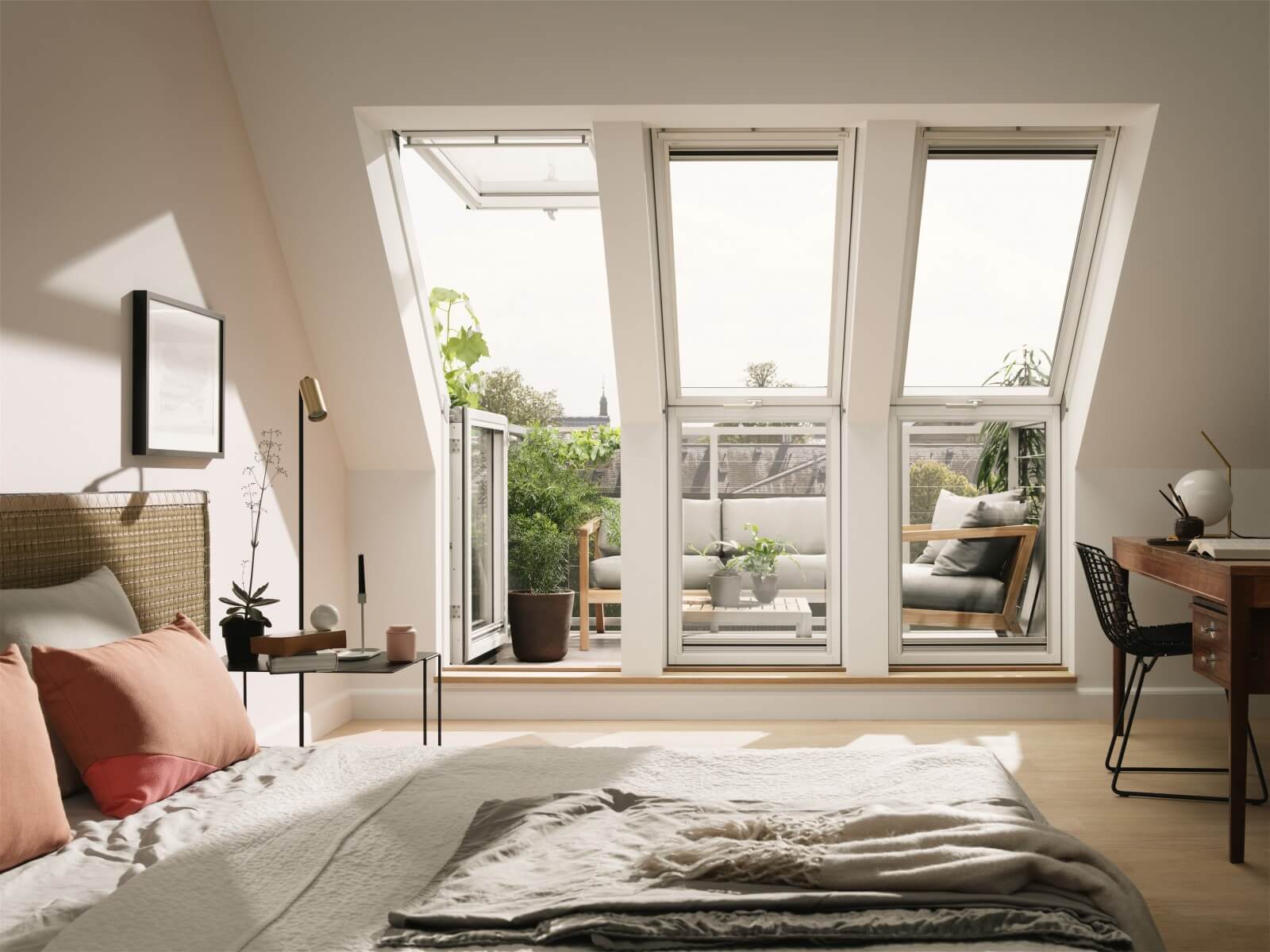 Velux Dachfenster mit geöffnetem Balkonfenster in modernem Schlafzimmer mit Zugang zur Dachterrasse