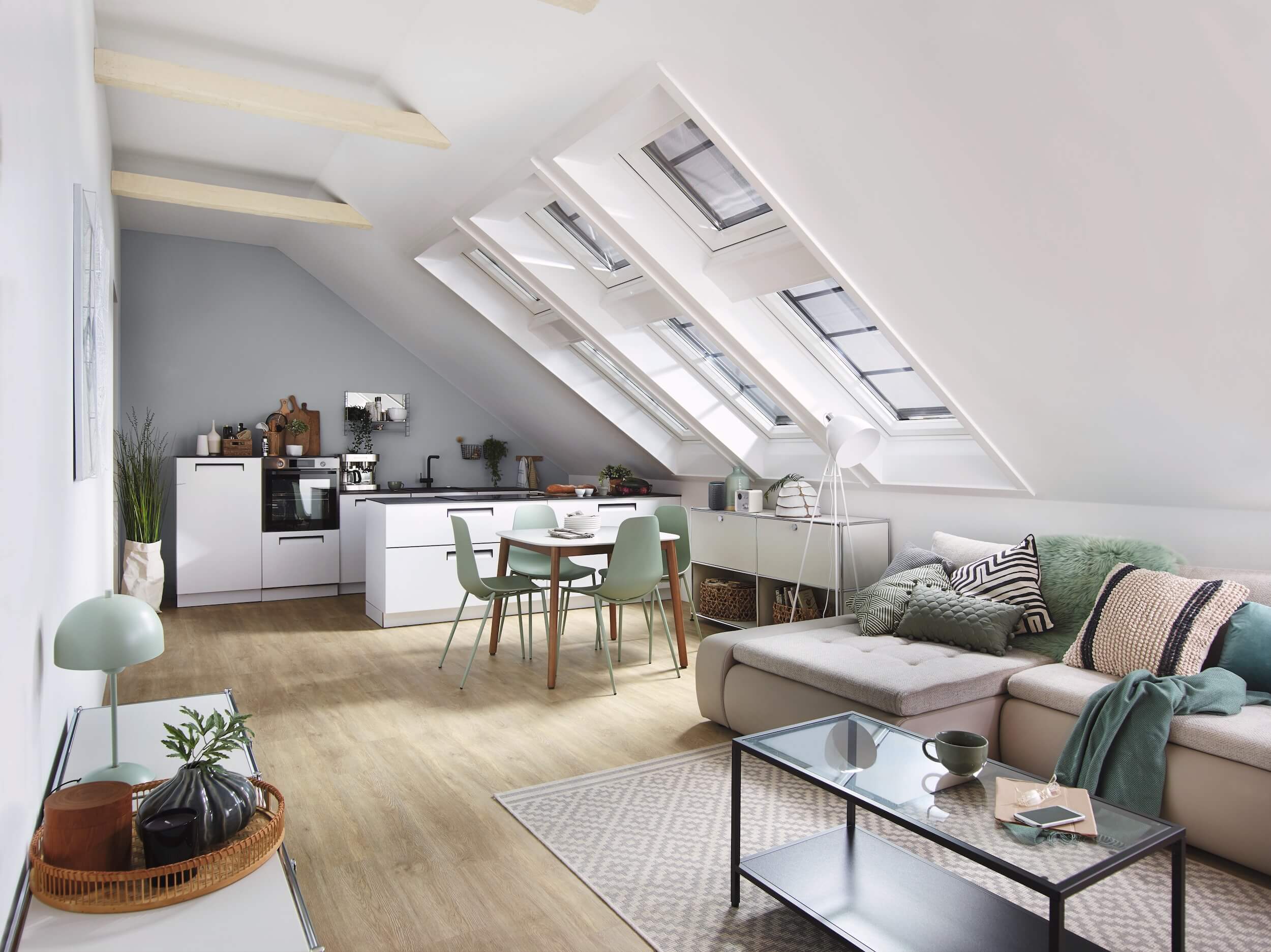 Offener Wohn- und Essbereich im Dachgeschoss mit Roto Dachfenstern