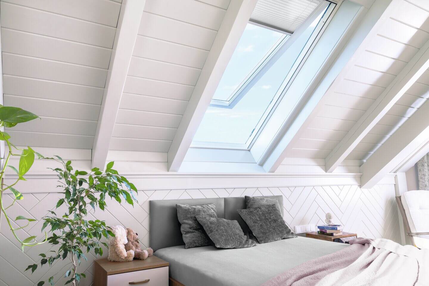 Roto Dachfenster in einem hellen Schlafzimmer
