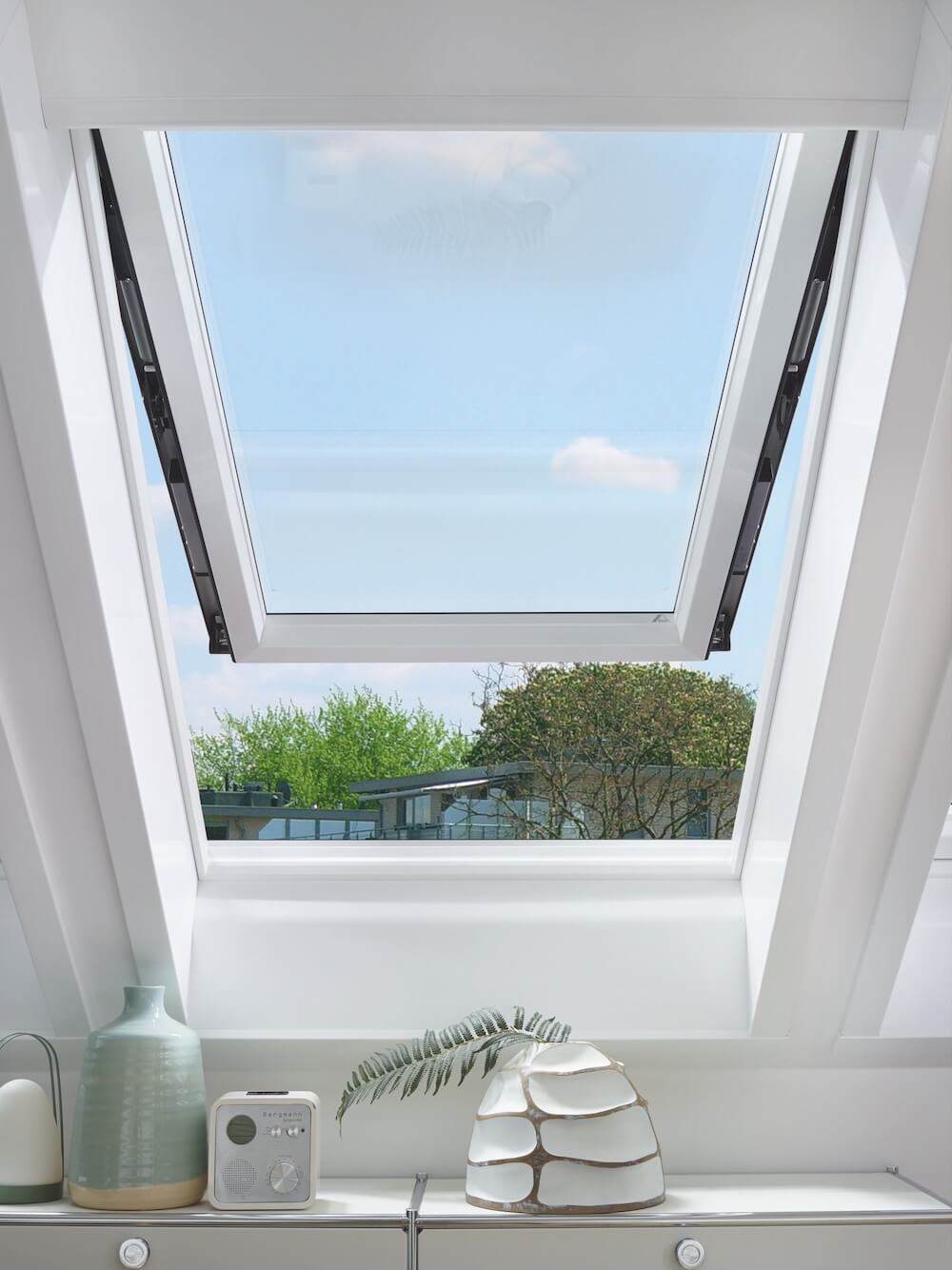 Blick aus einem geöffneten Roto Dachfenster