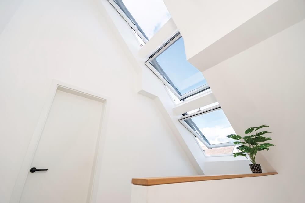 Drei gekippte Roto Dachfenster in einem hellen Wohnraum