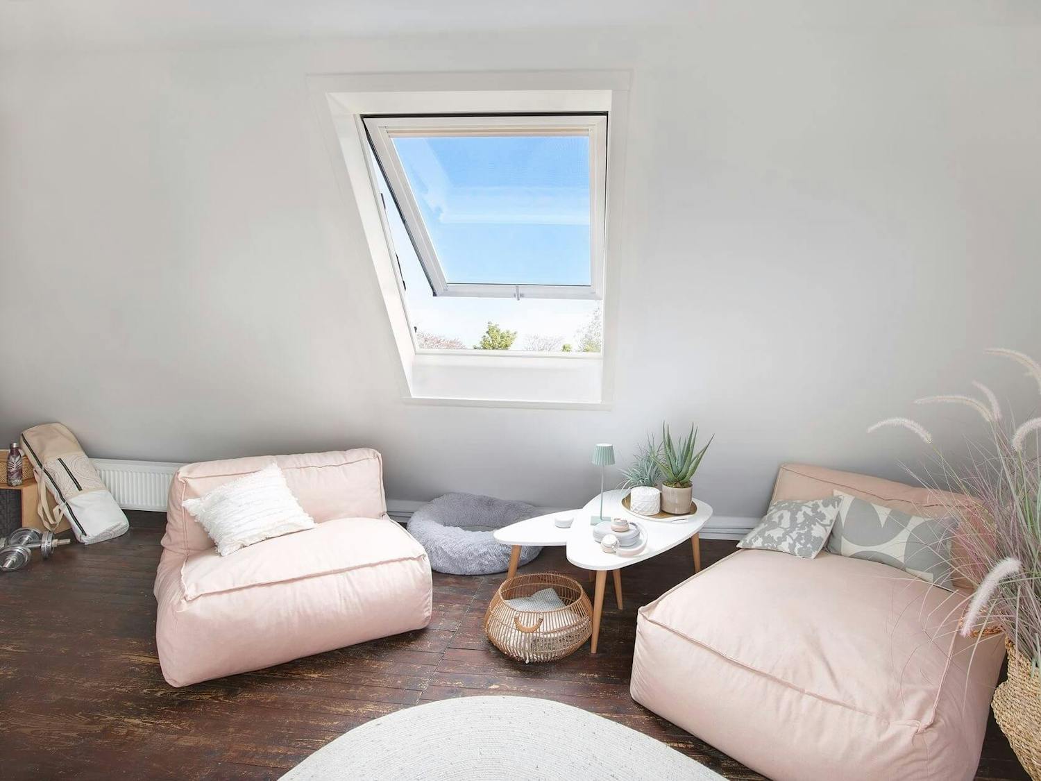 Geöffnetes Roto Klappschwingfenster in einem gemütlichen Wohnbereich