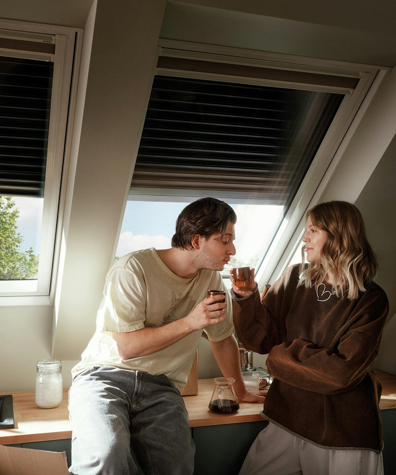 Außenrollo am Dachfenster von innen sichtbar Außenrollo am Dachfenster von innen sichtbar