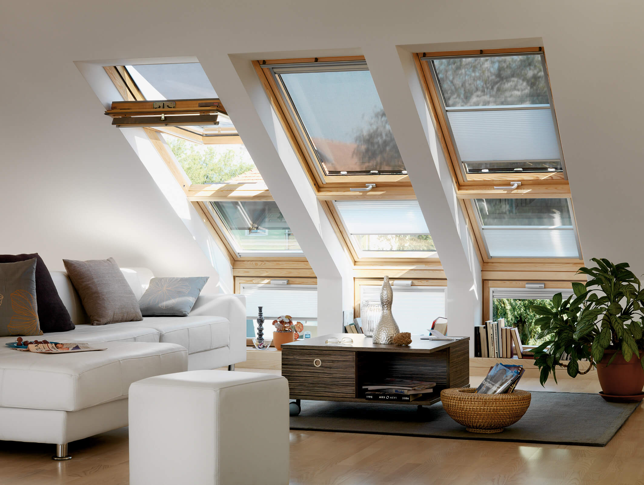 Modernes Wohnzimmer mit Velux Dachfenstern