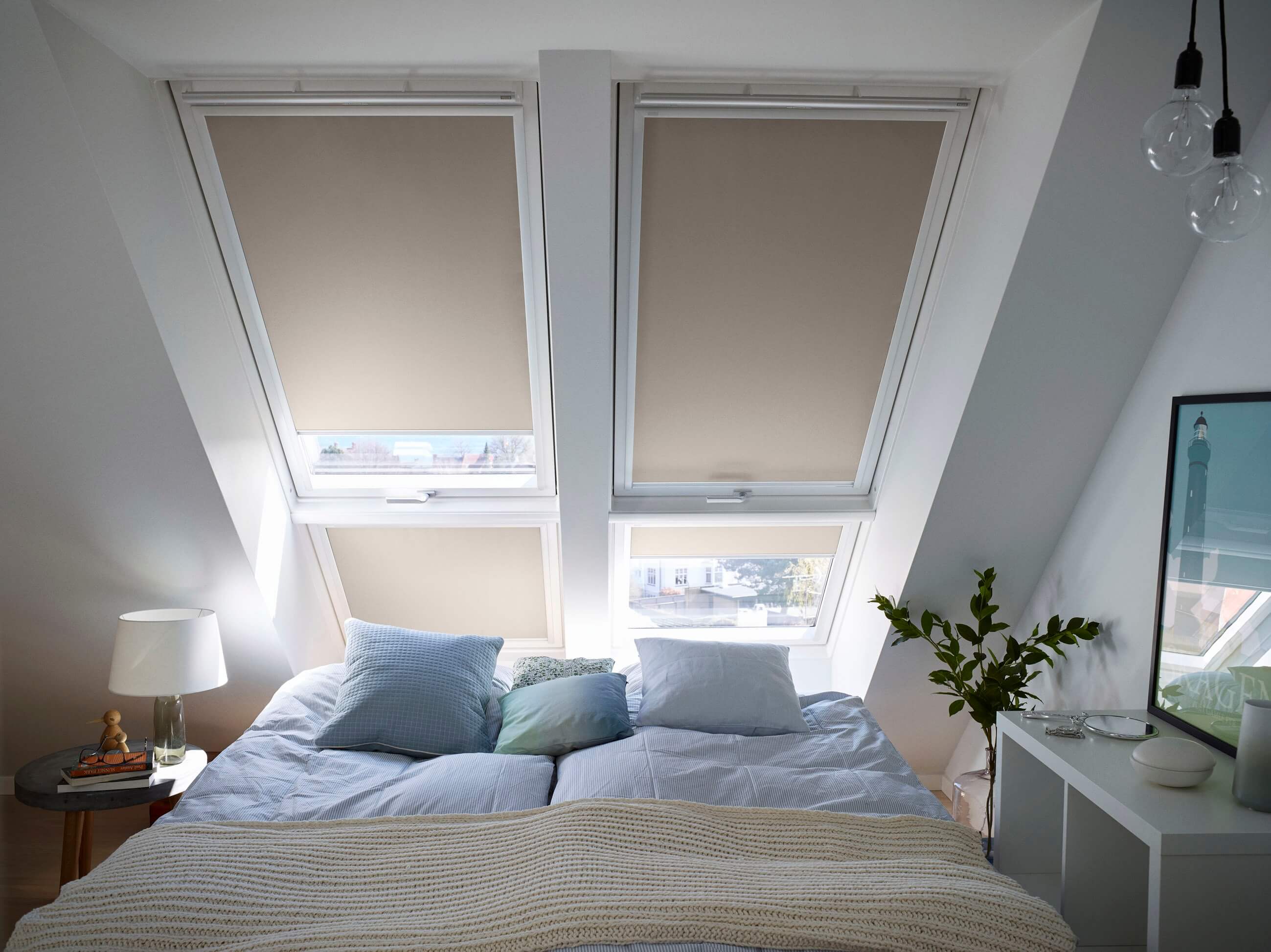 Modernes Schlafzimmer mit Dachfenstern und Velux Verdunkelungsrollos