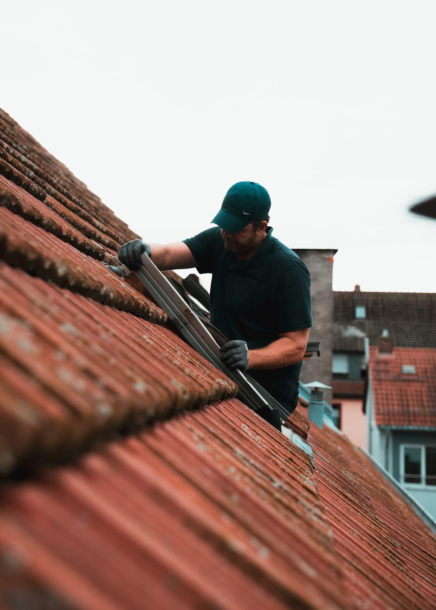Lichtwunder Monteur beim Austausch von Velux Dachfenstern