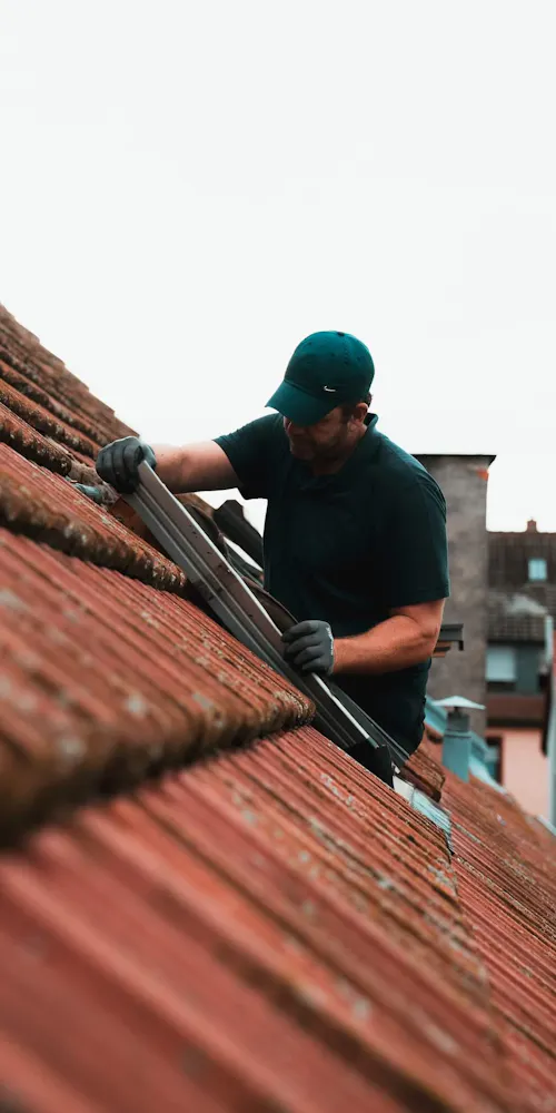 Lichtwunder Monteur beim Austausch von Velux Dachfenstern Lichtwunder Monteur beim Austausch von Velux Dachfenstern
