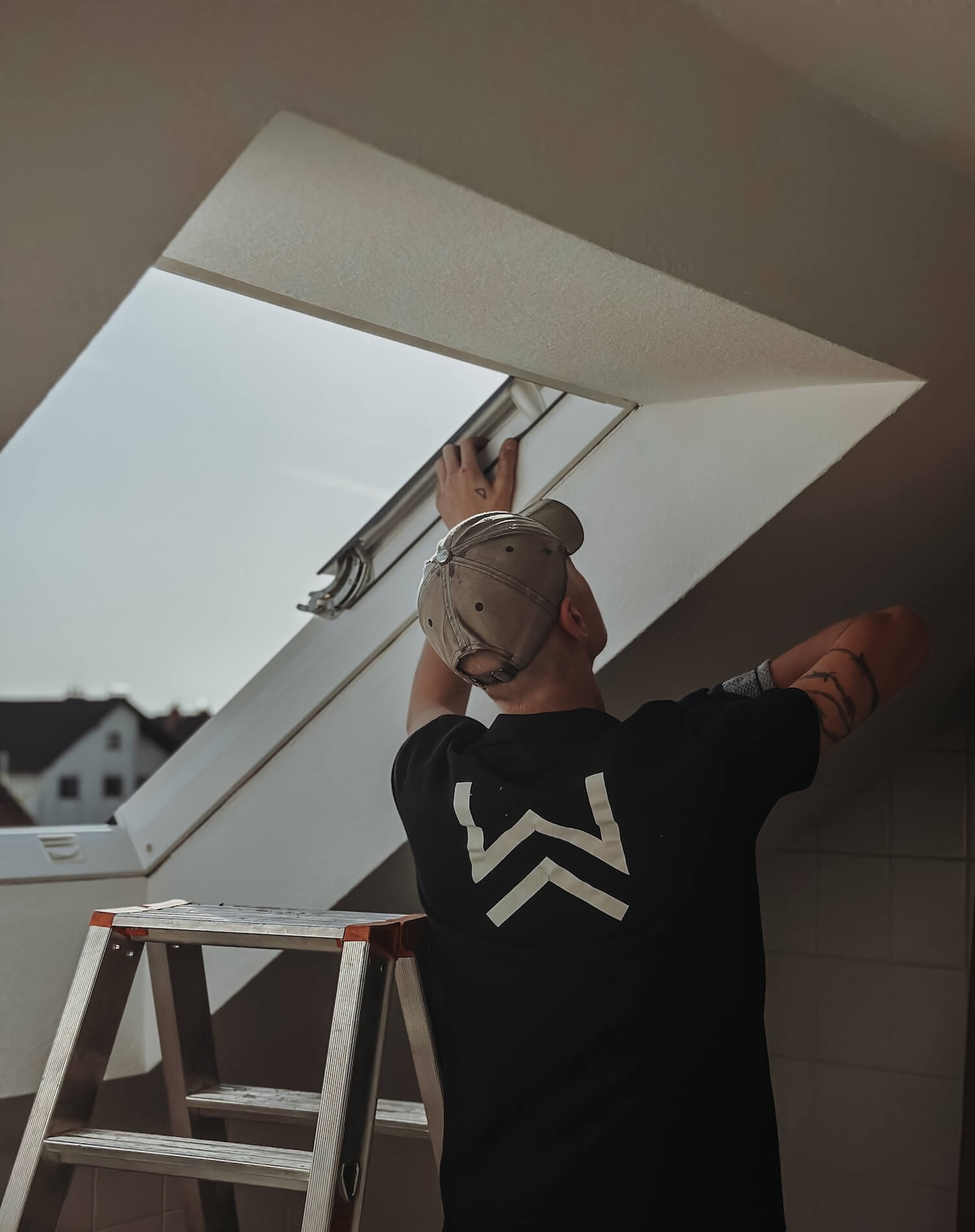 Lichtwunder Monteur beim Austausch eines Dachfensters