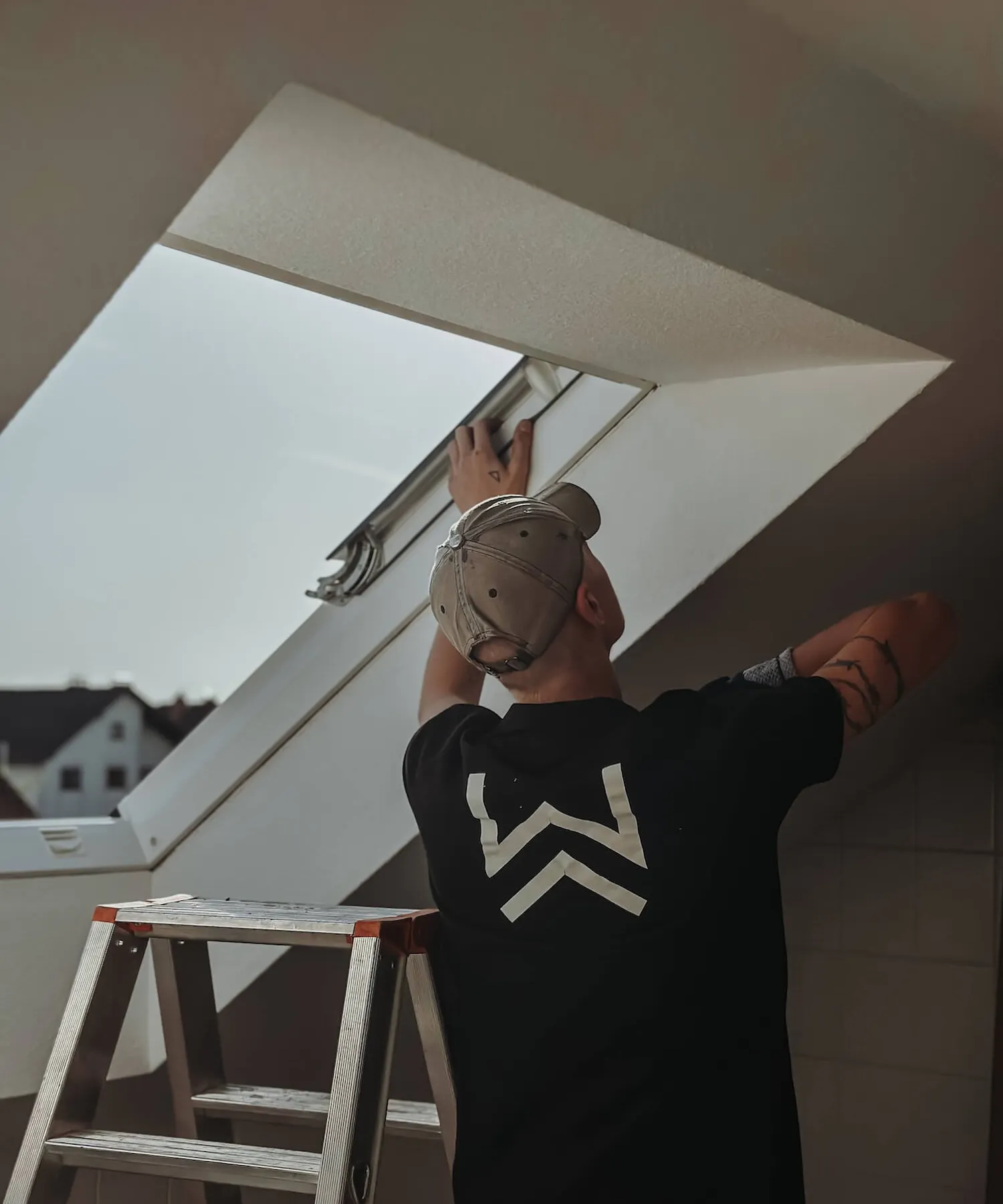 Lichtwunder Monteur beim Austausch eines Dachfensters Lichtwunder Monteur beim Austausch eines Dachfensters