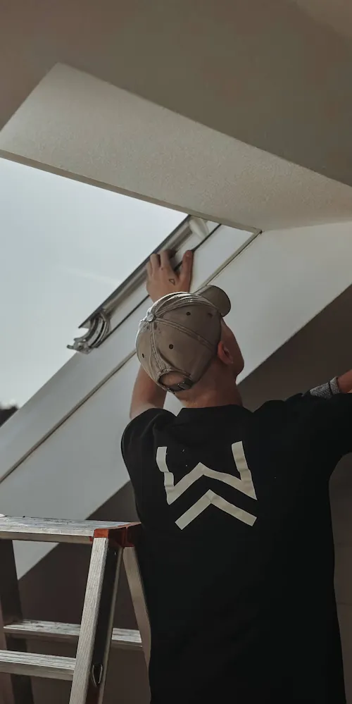 Lichtwunder Monteur beim Austausch eines Dachfensters Lichtwunder Monteur beim Austausch eines Dachfensters