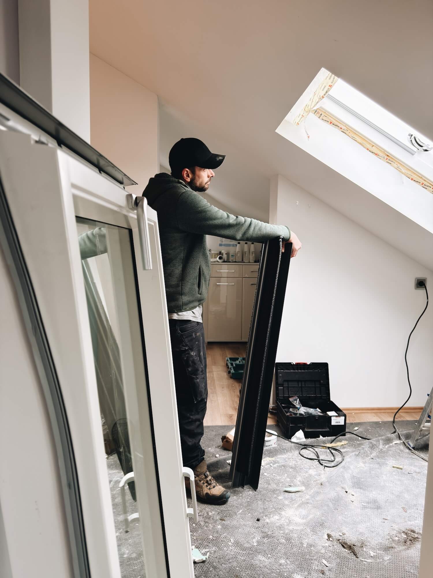 Lichtwunder Monteur mit einem Dachfenster auf der Baustelle
