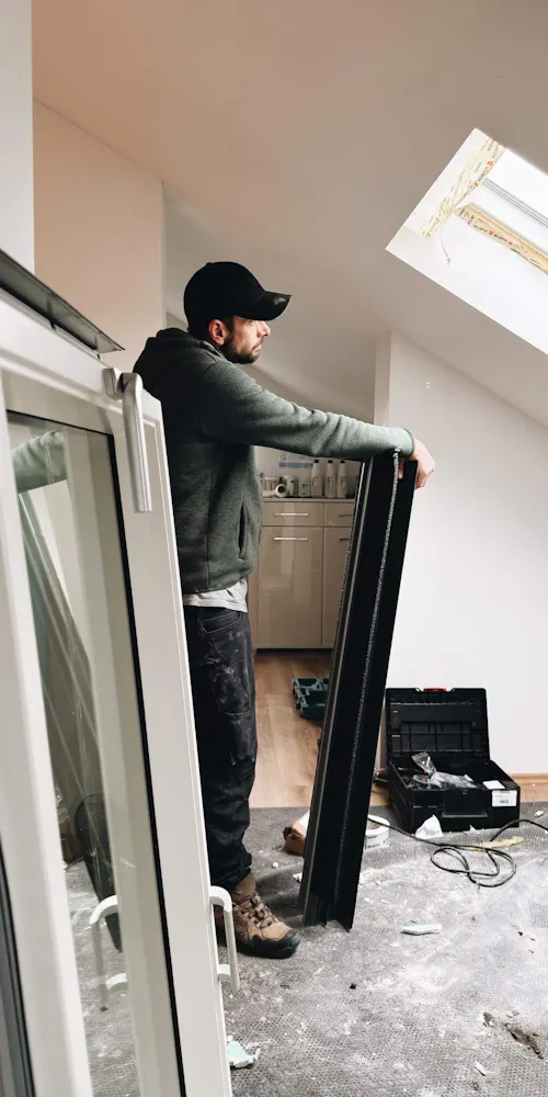 Lichtwunder Monteur mit einem Dachfenster auf der Baustelle Lichtwunder Monteur mit einem Dachfenster auf der Baustelle