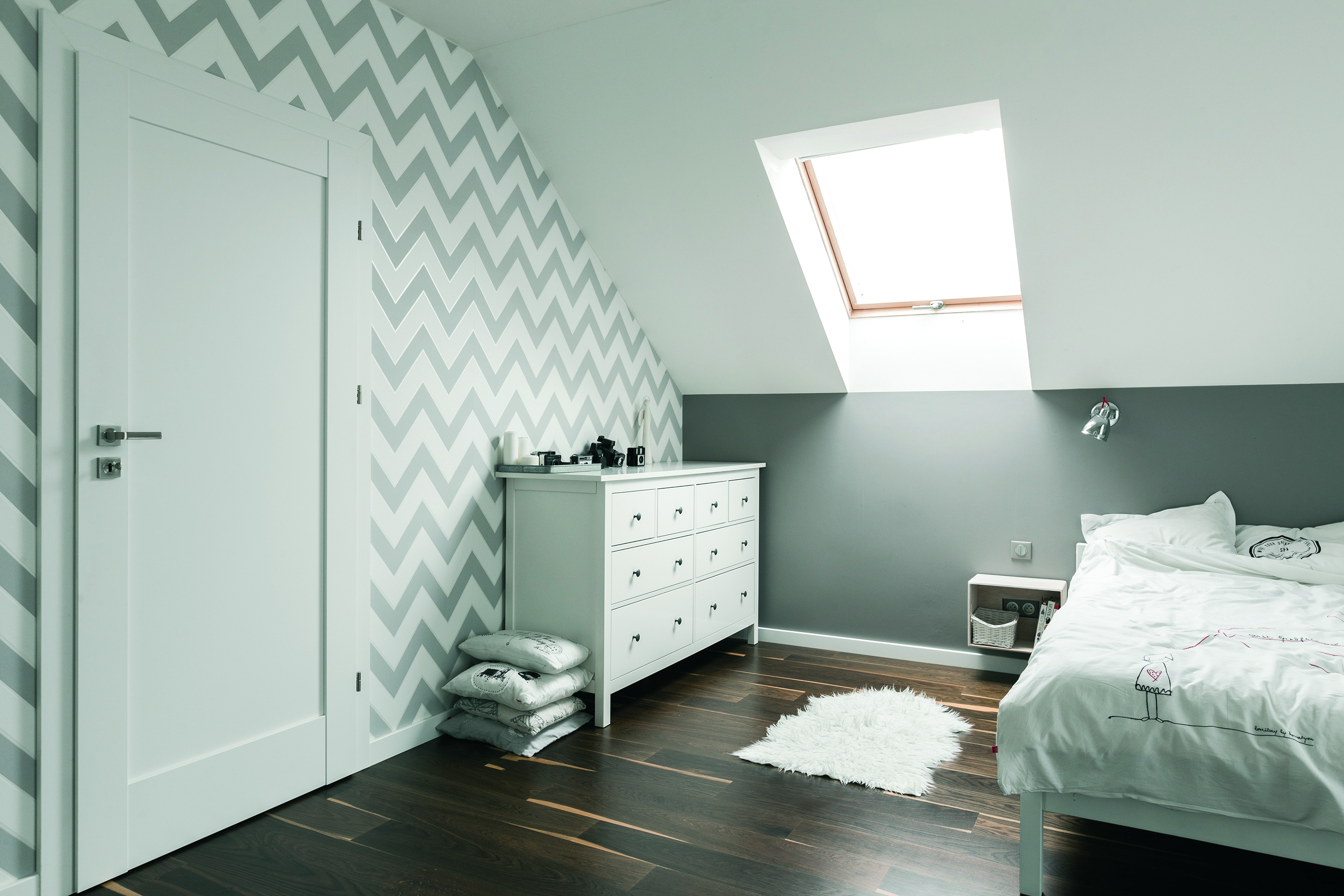 Roto Dachfenster in modernem Schlafzimmer