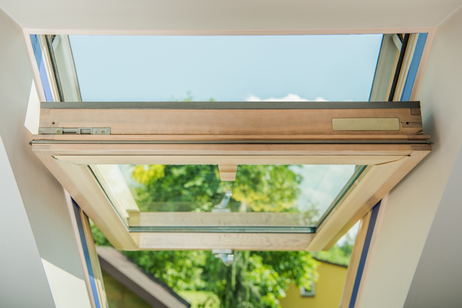 Gekipptes Velux Dachfenster mit Blick ins Grüne