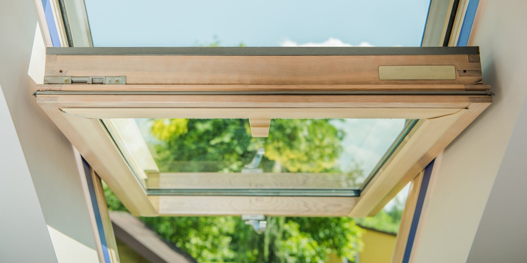 Gekipptes Velux Dachfenster mit Blick ins Grüne Gekipptes Velux Dachfenster mit Blick ins Grüne