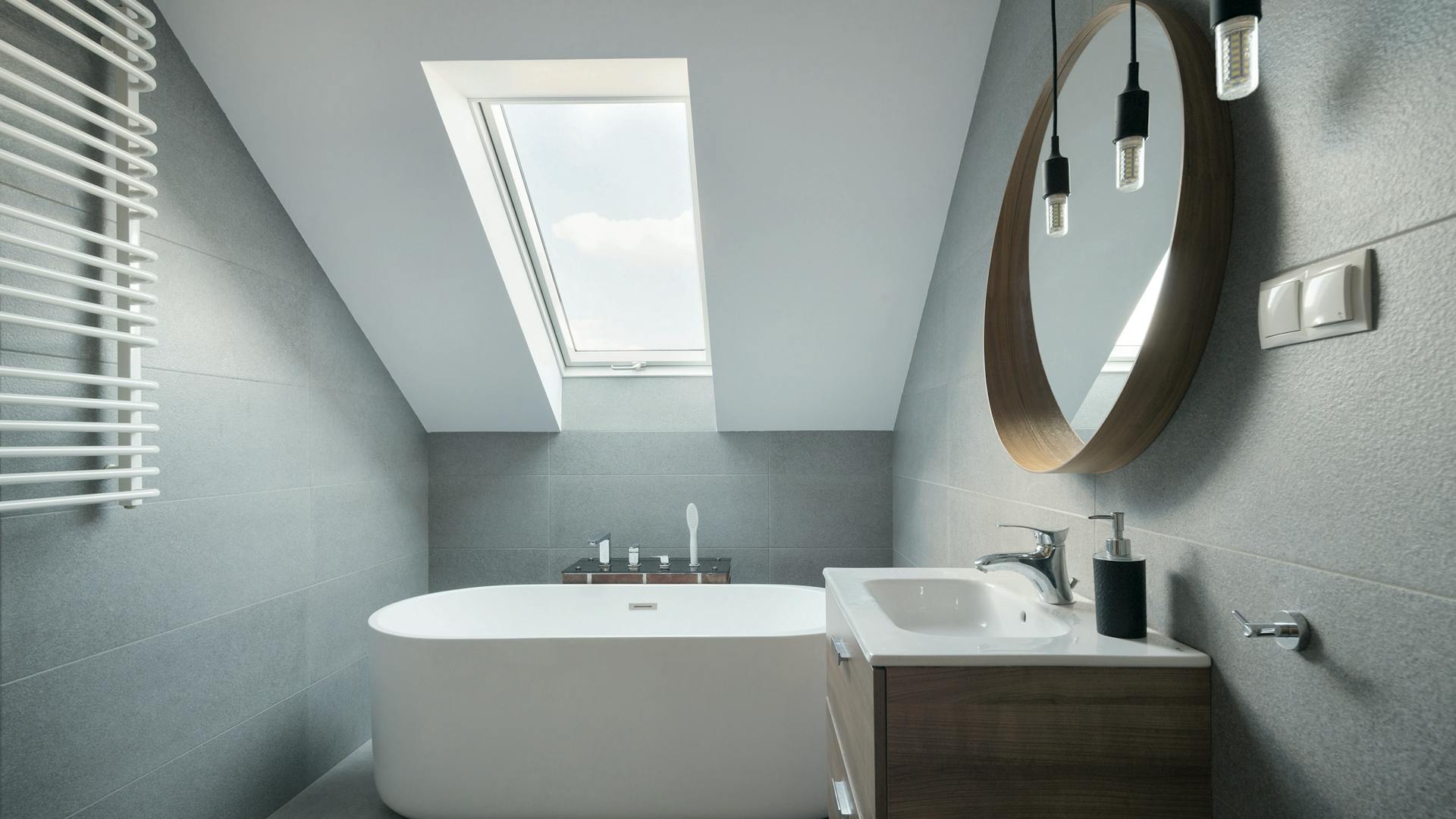 Dachfenster im Badezimmer mit Badewanne Dachfenster im Badezimmer mit Badewanne