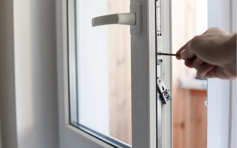 Roto Dachfenster Reparatur: Justierung des Beschlags mit Inbusschlüssel am geöffneten Fensterflügel Roto Dachfenster Reparatur: Justierung des Beschlags mit Inbusschlüssel am geöffneten Fensterflügel