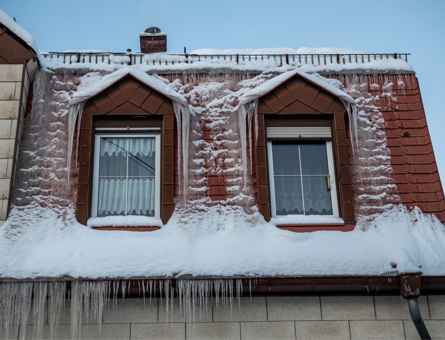 Dach Versicherung bei Schmelzwasser 