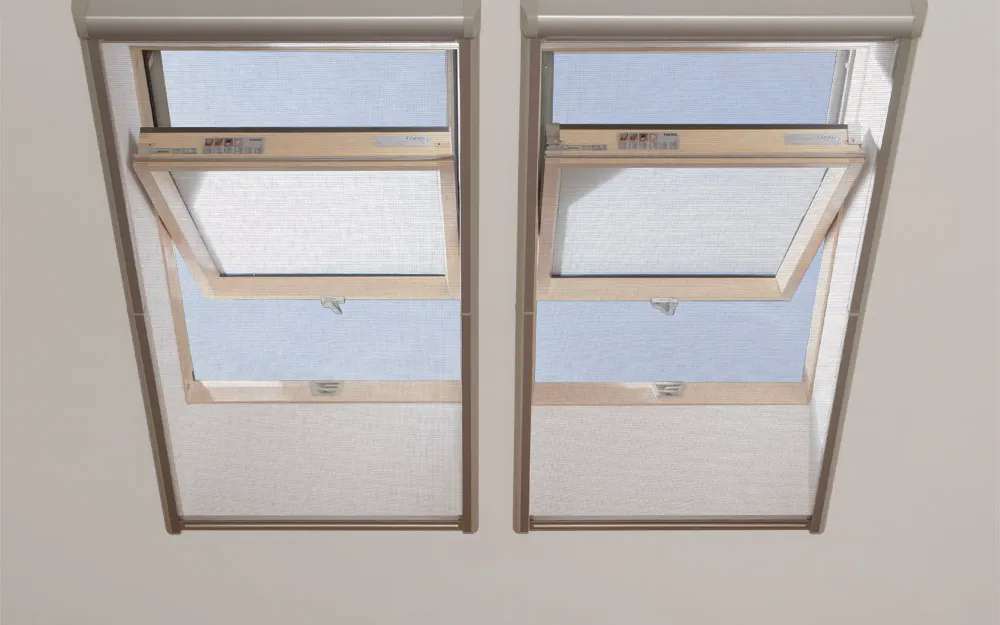 Zwei nebeneinanderliegende Fakro Dachfenster mit Insektenschutz Zwei nebeneinanderliegende Fakro Dachfenster mit Insektenschutz