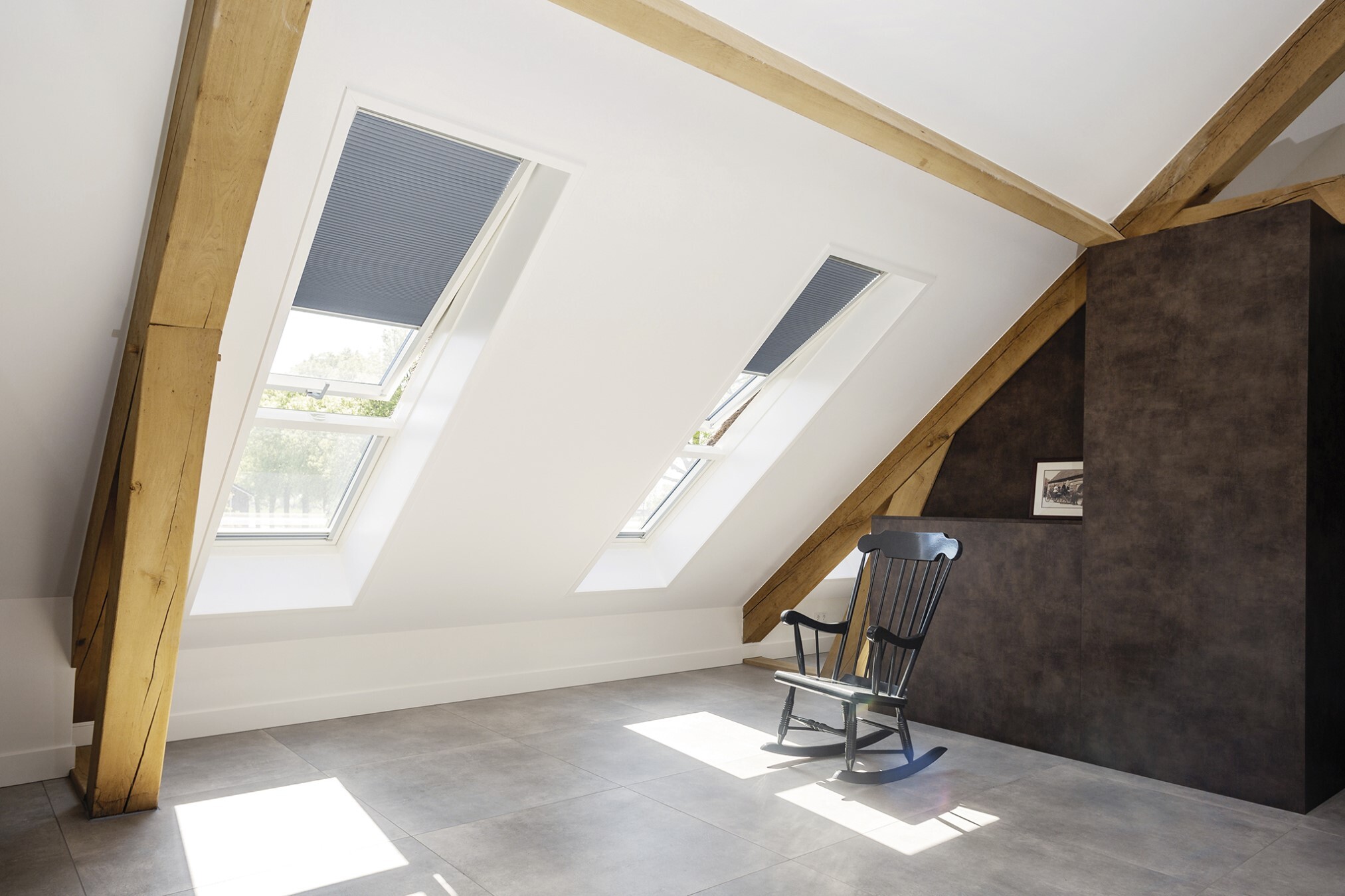 Zwei nebeneinanderliegende Dachfenster im Innenraum eines Dachgeschosses