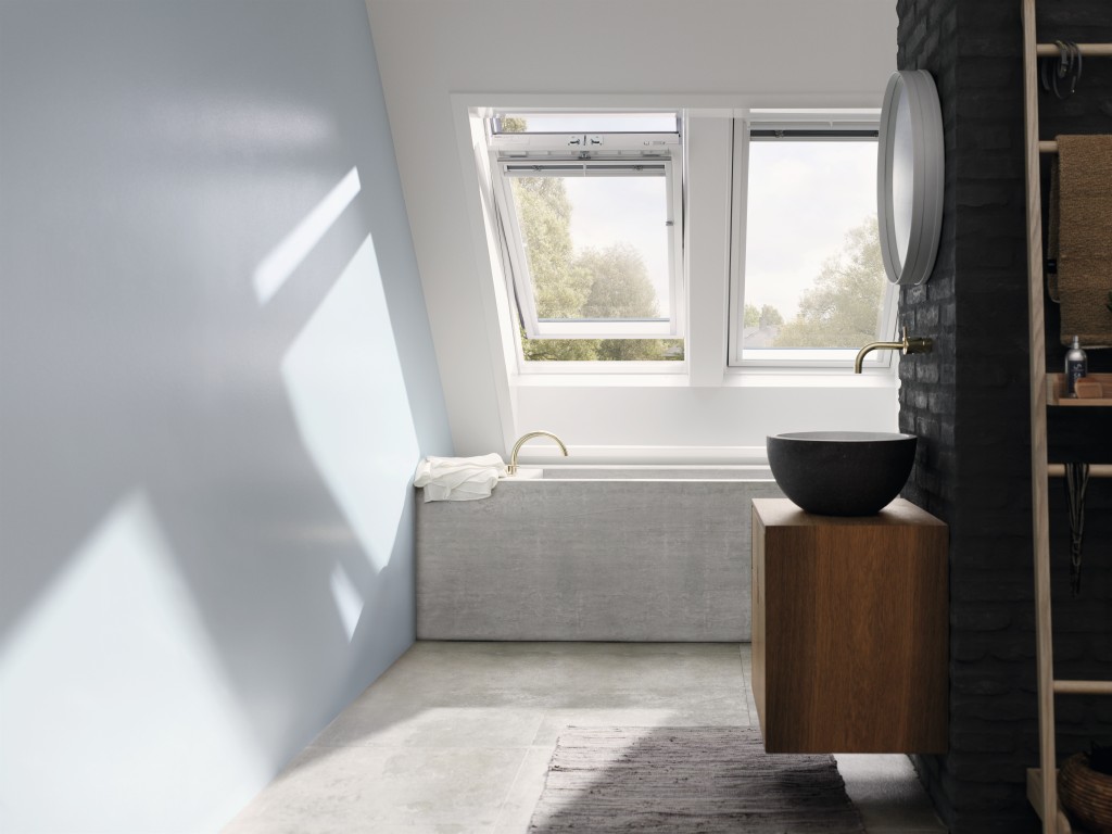 Geöffnetes Velux Dachfenster über einer Badewanne in modernem Badezimmer