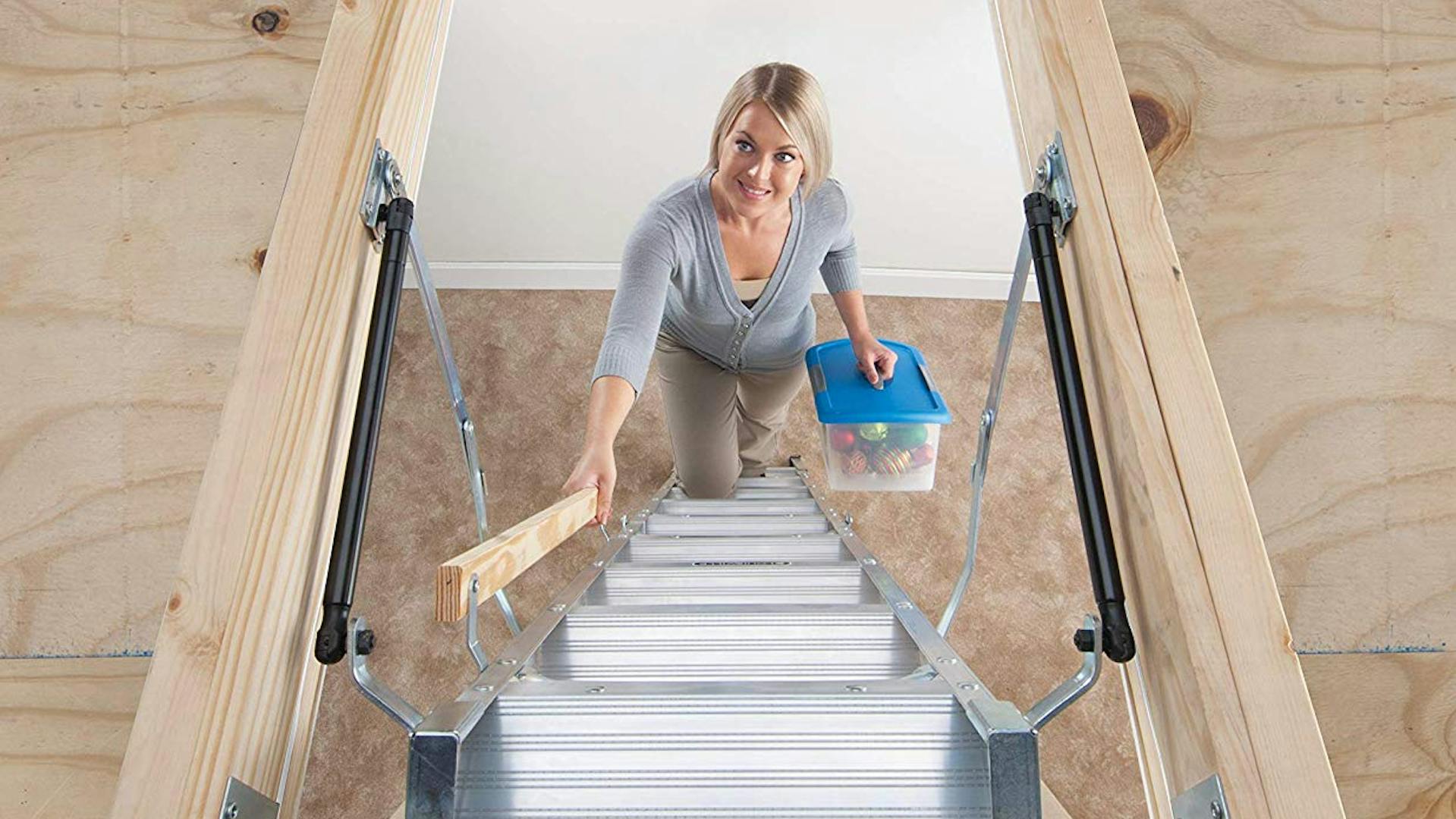 Eine Frau auf der Dachbodentreppe Eine Frau auf der Dachbodentreppe