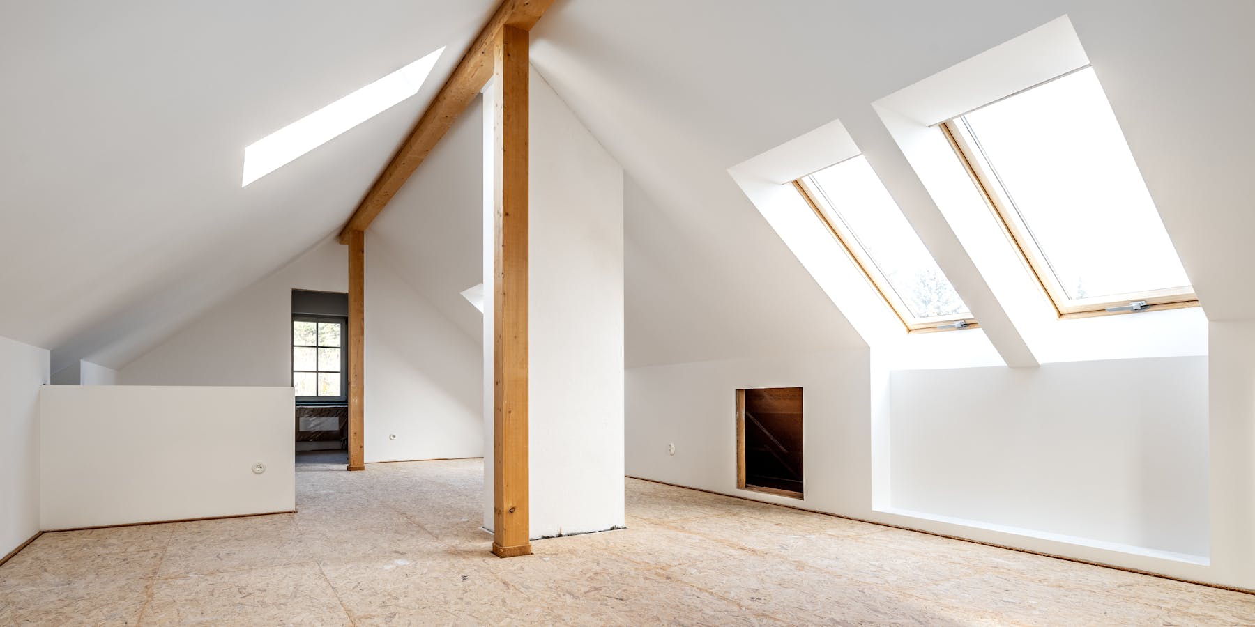 Heller ausgebauter Dachboden mit Dachfenstern und Holzbalken Heller ausgebauter Dachboden mit Dachfenstern und Holzbalken