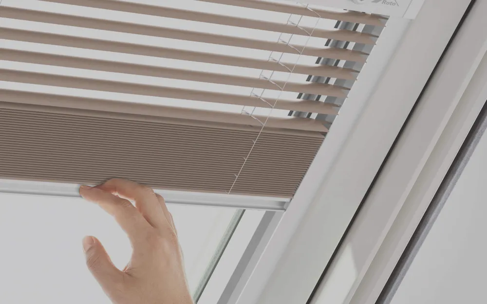 Roto Dachfenster Jalousie innen am Fenster Roto Dachfenster Jalousie innen am Fenster
