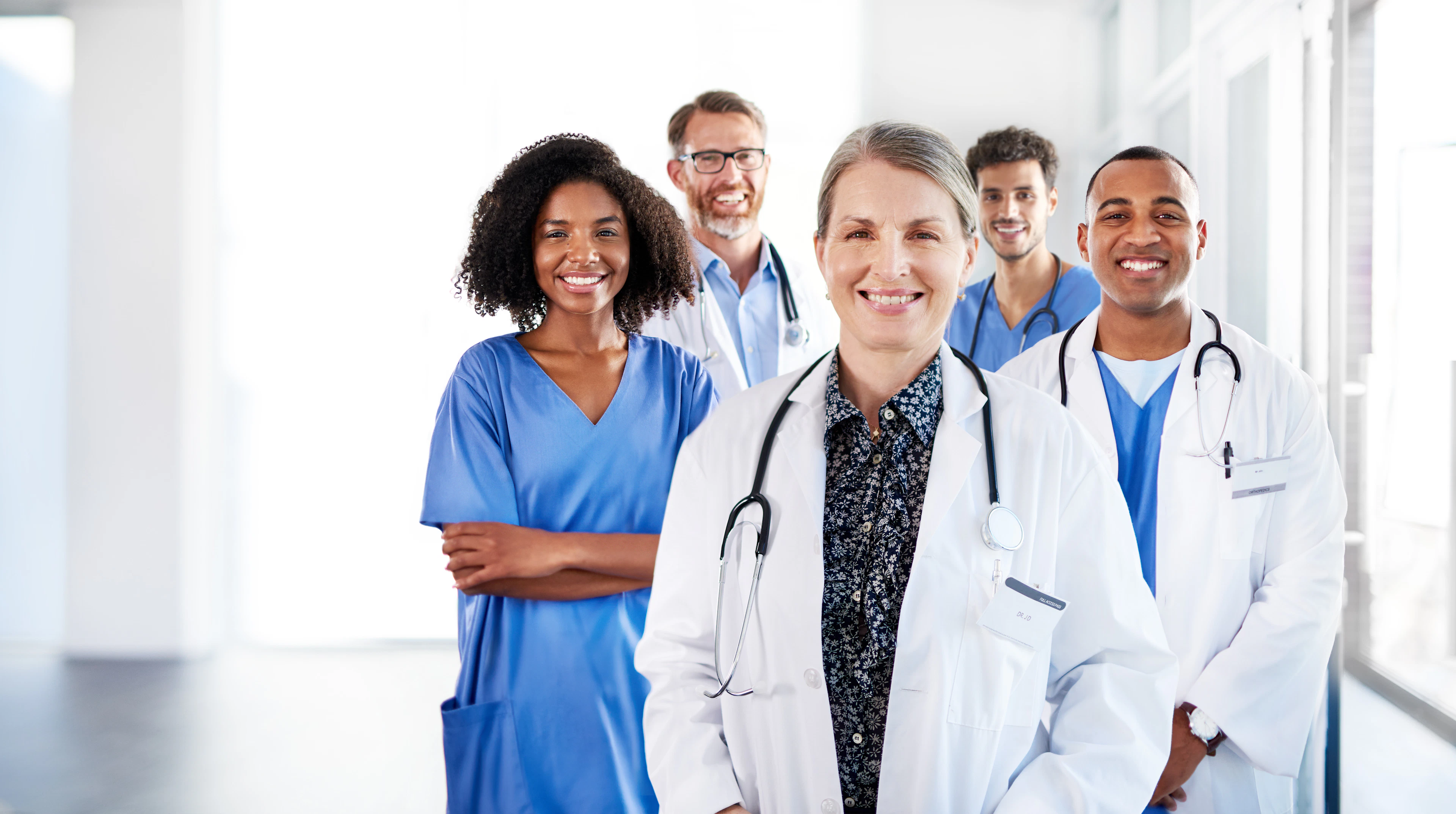 Eine Gruppe von ÄrztInnen in einem Klinikflur