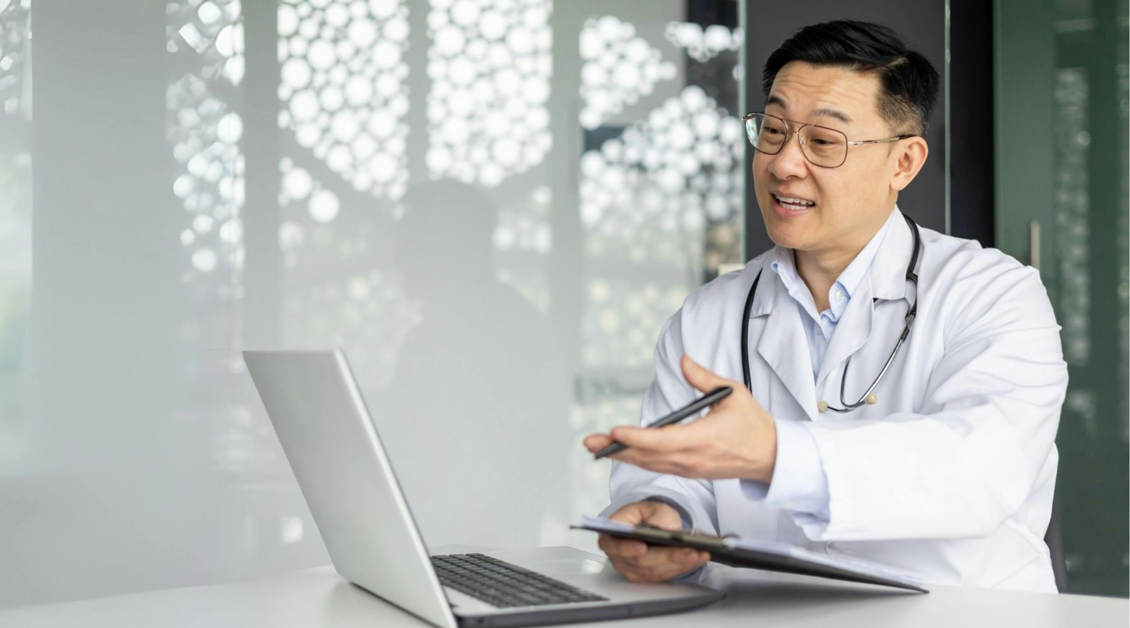 Telemedizin: Arzt vor einem Laptop nutzt Telemedizin