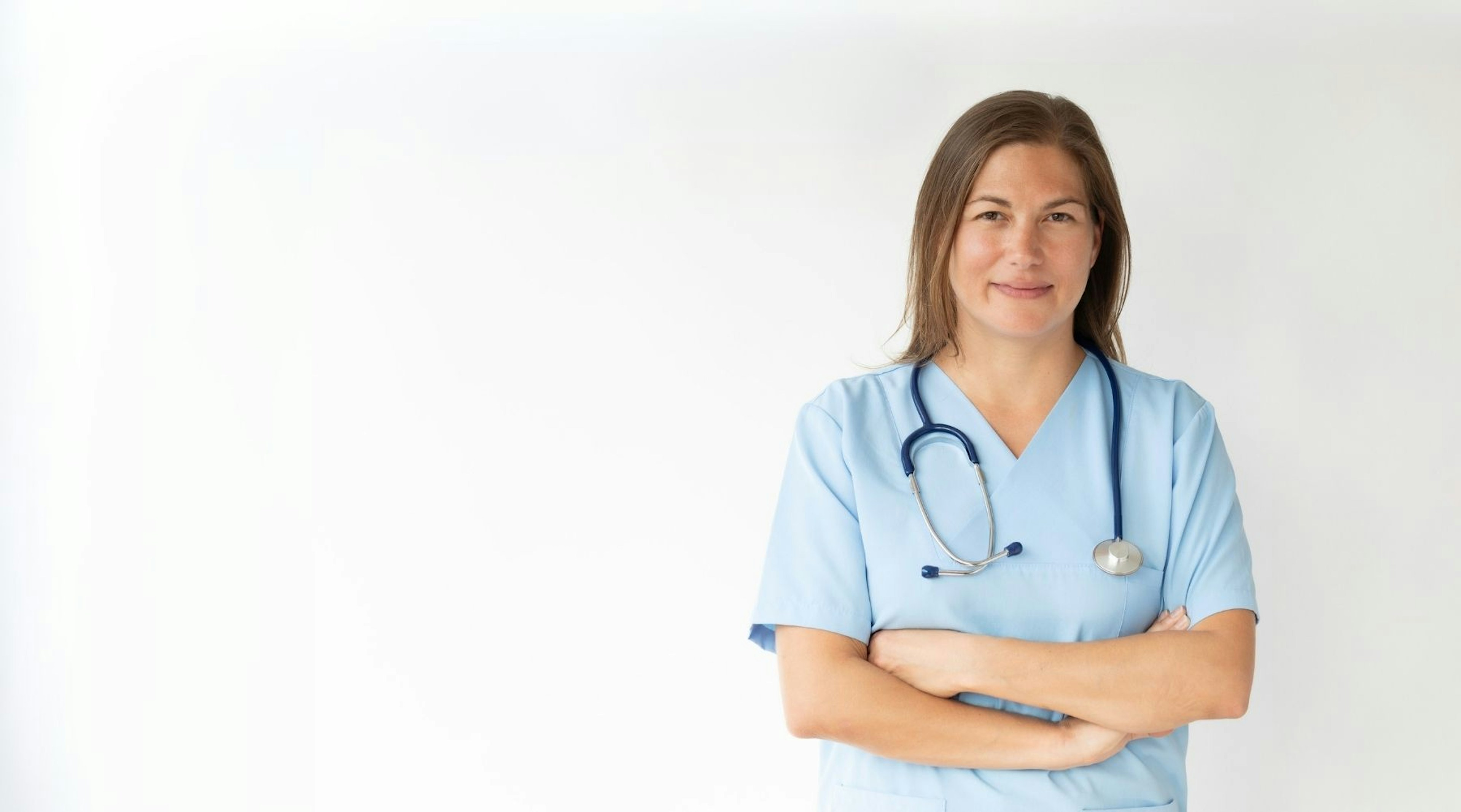 Wechsel in Zeitarbeit als Pflegekraft: Pflegekraft blickt in die Kamera