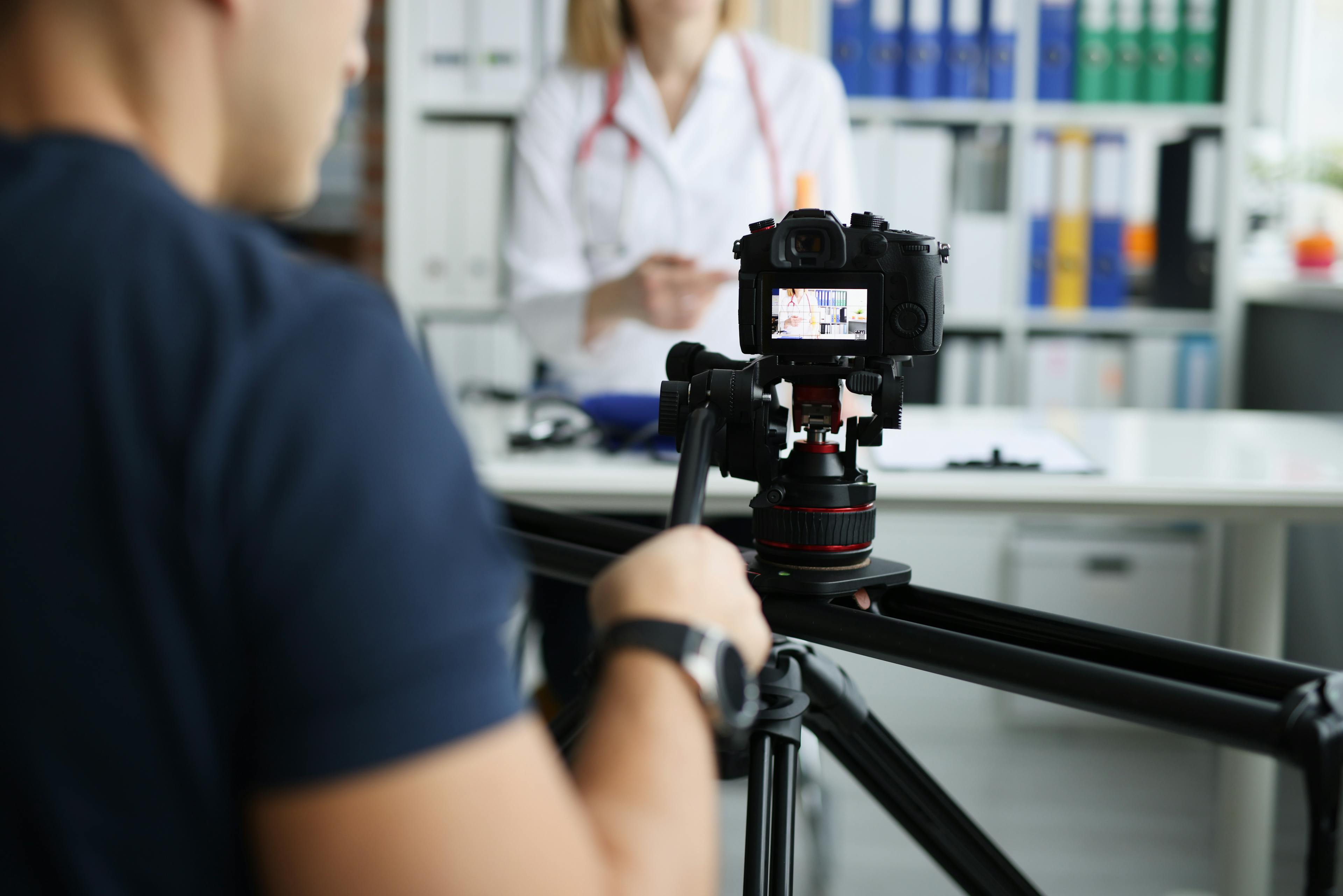 Medizinjournalist bei der Arbeit