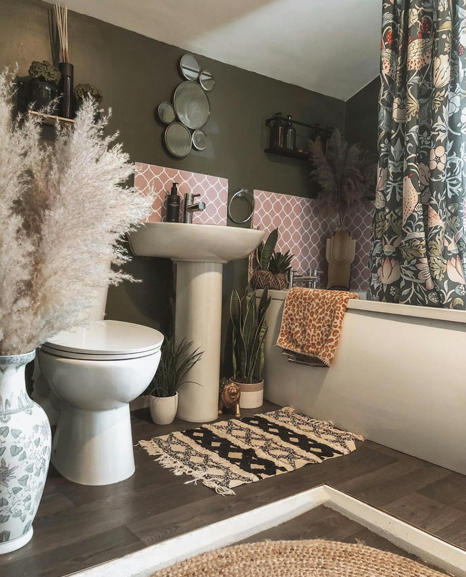Bathroom with a lot of textures and colours