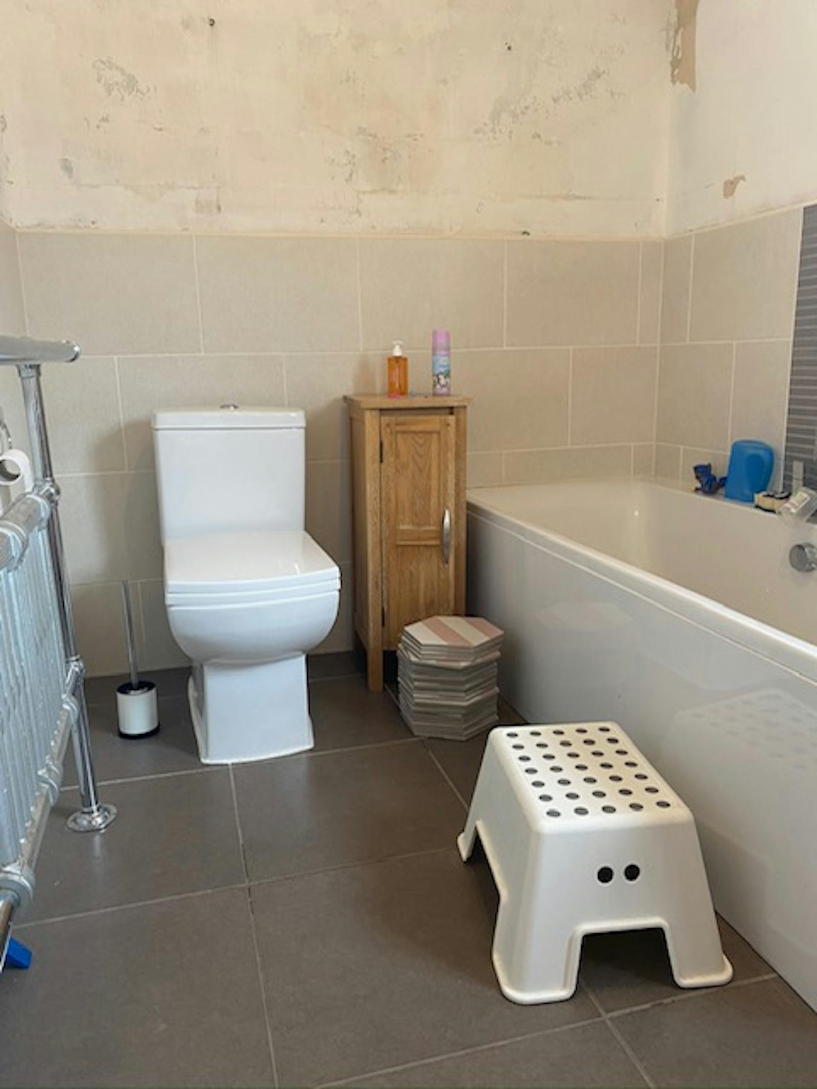 Beige bathroom with bath tub